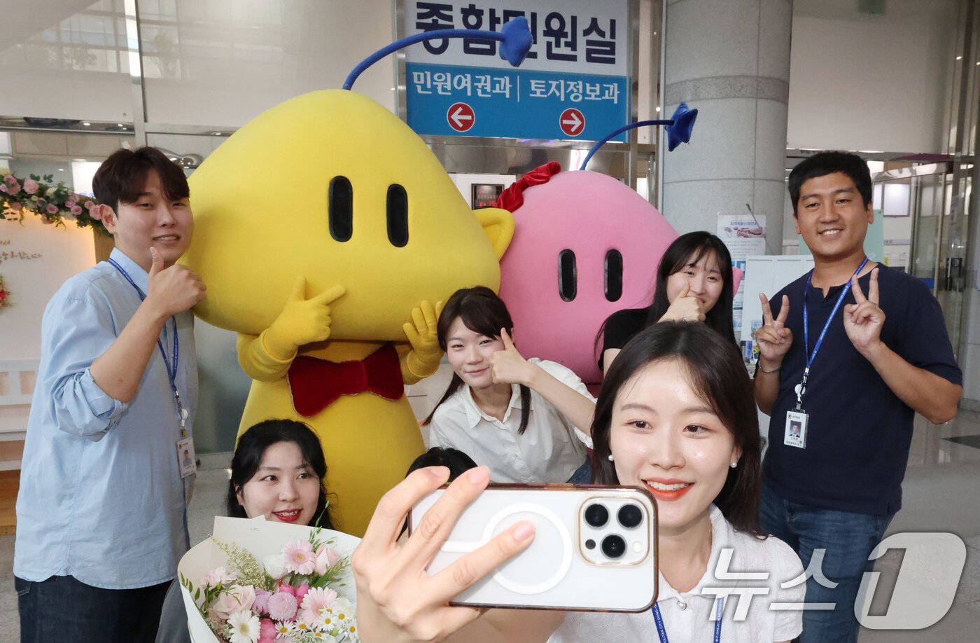본문 이미지 - 대전시 대표 캐릭터인 꿈돌이·꿈순이가 19일 대전 동구청에서 전입신고를 마치고 직원들과 기념촬영 하고 있다.  2025.6.19/뉴스1 ⓒ News1 김기태 기자