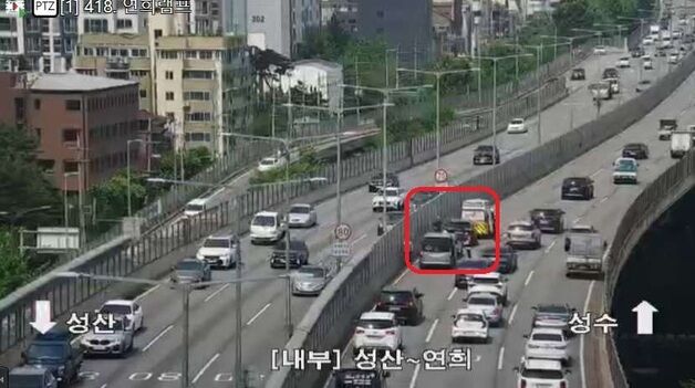 내부순환로 3중 추돌 사고로 1명 경상…차량 정체