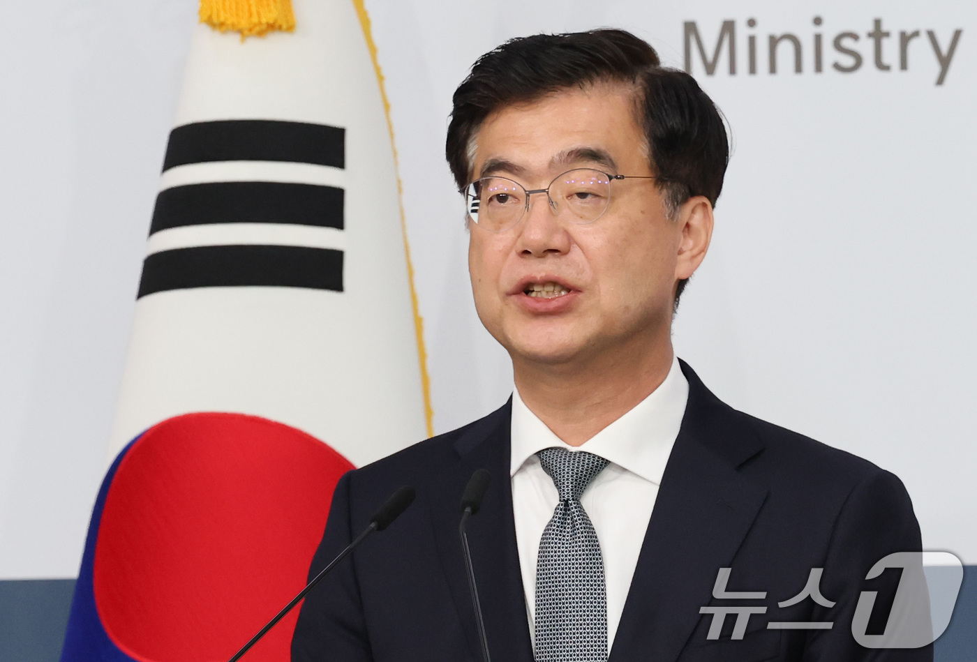 (서울=뉴스1) 임세영 기자 = 이재웅 외교부 대변인이 19일 서울 종로구 외교부 청사에서 정례브리핑을 하고 있다. 2025.6.19/뉴스1