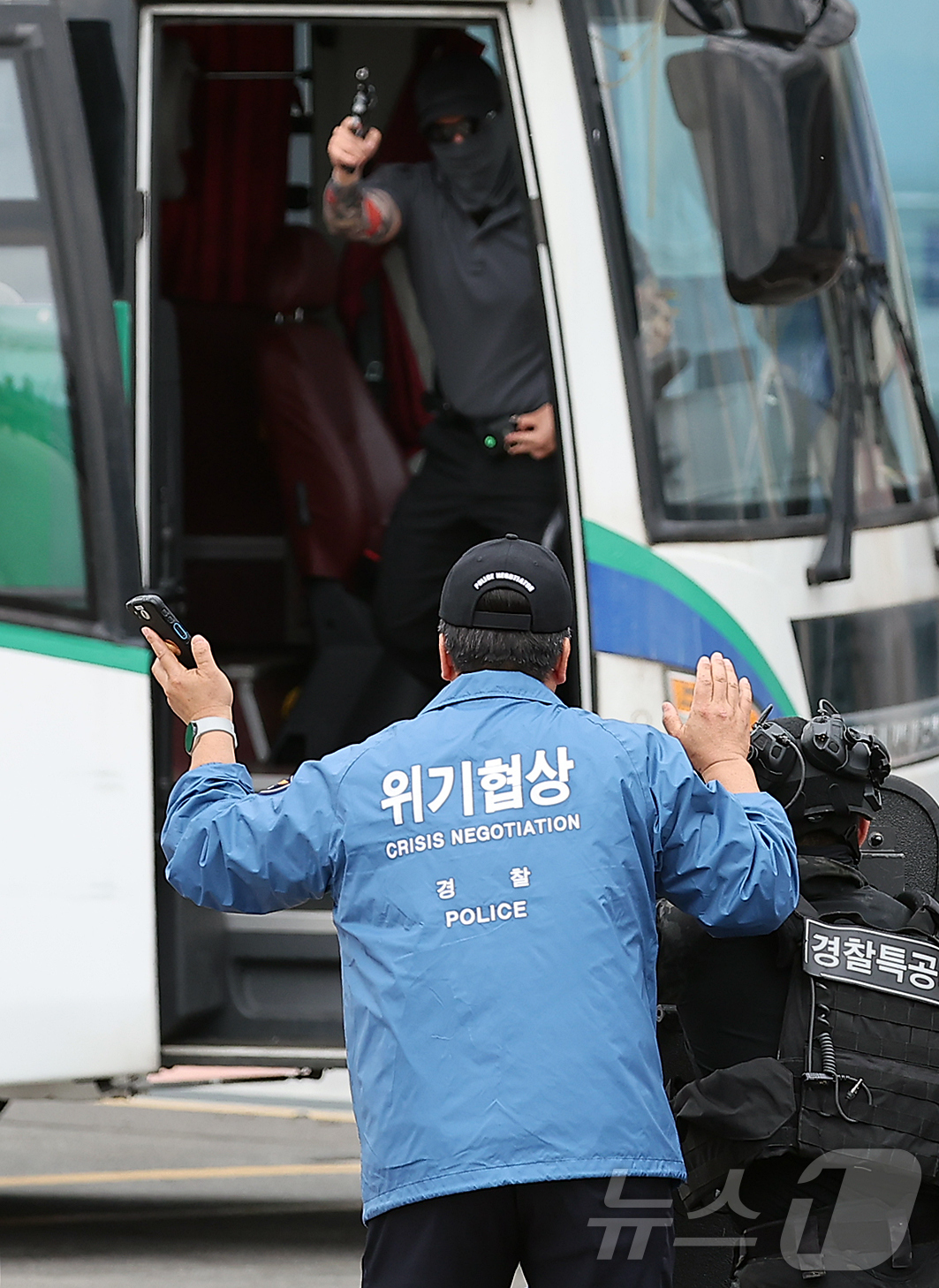 (평택=뉴스1) 김진환 기자 = 19일 오후 경기 평택 당진항 국제여객터미널에서 진행된 2025년 관계기관 합동 대테러 종합훈련에서 경찰 위기협상팀 대원들이 테러범과 협상을 하고 …