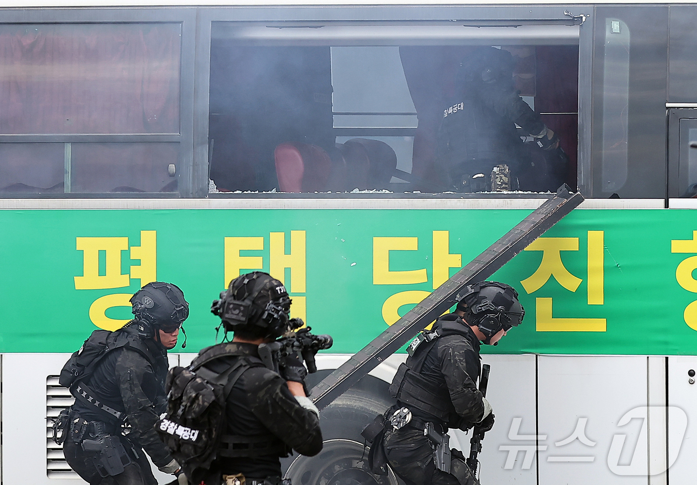 (평택=뉴스1) 김진환 기자 = 19일 오후 경기 평택 당진항 국제여객터미널에서 진행된 2025년 관계기관 합동 대테러 종합훈련에서 경찰특공대 대원들이 테러범이 탈취한 버스 내부로 …