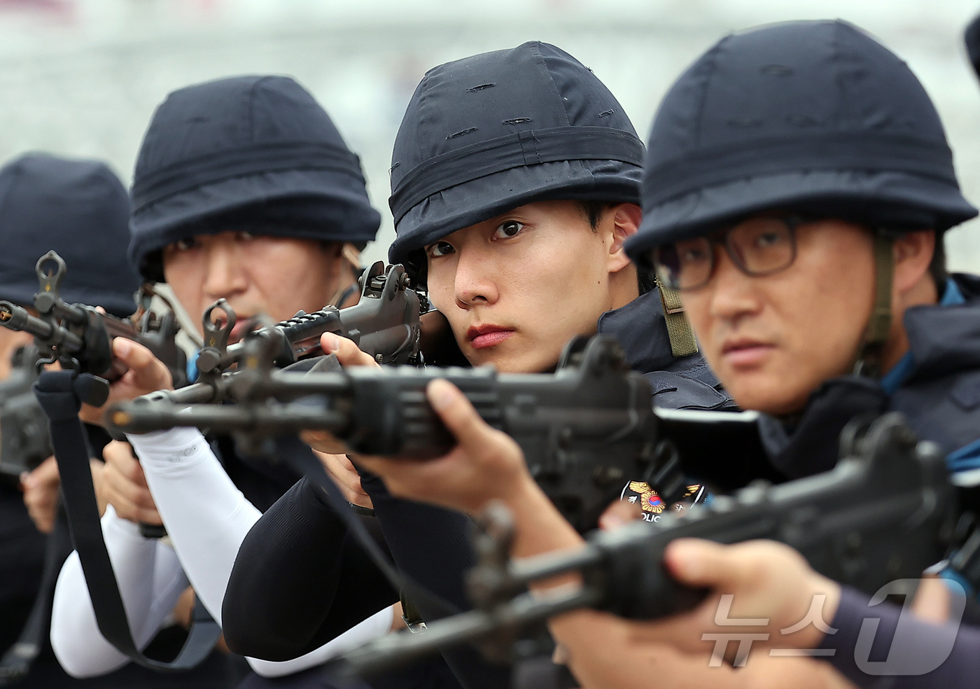 (평택=뉴스1) 김진환 기자 = 19일 오후 경기 평택 당진항 국제여객터미널에서 진행된 2025년 관계기관 합동 대테러 종합훈련에서 평택경찰서 대원들이 테러범이 탈취한 버스의 도주 …