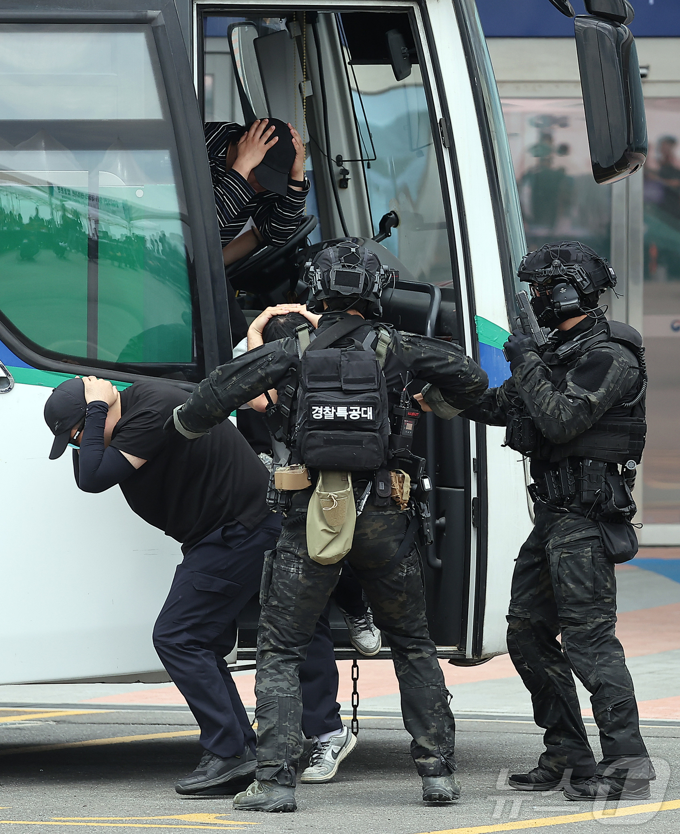 (평택=뉴스1) 김진환 기자 = 19일 오후 경기 평택 당진항 국제여객터미널에서 진행된 2025년 관계기관 합동 대테러 종합훈련에서 경찰특공대 대원들이 테러범이 탈취한 버스에 잡힌 …