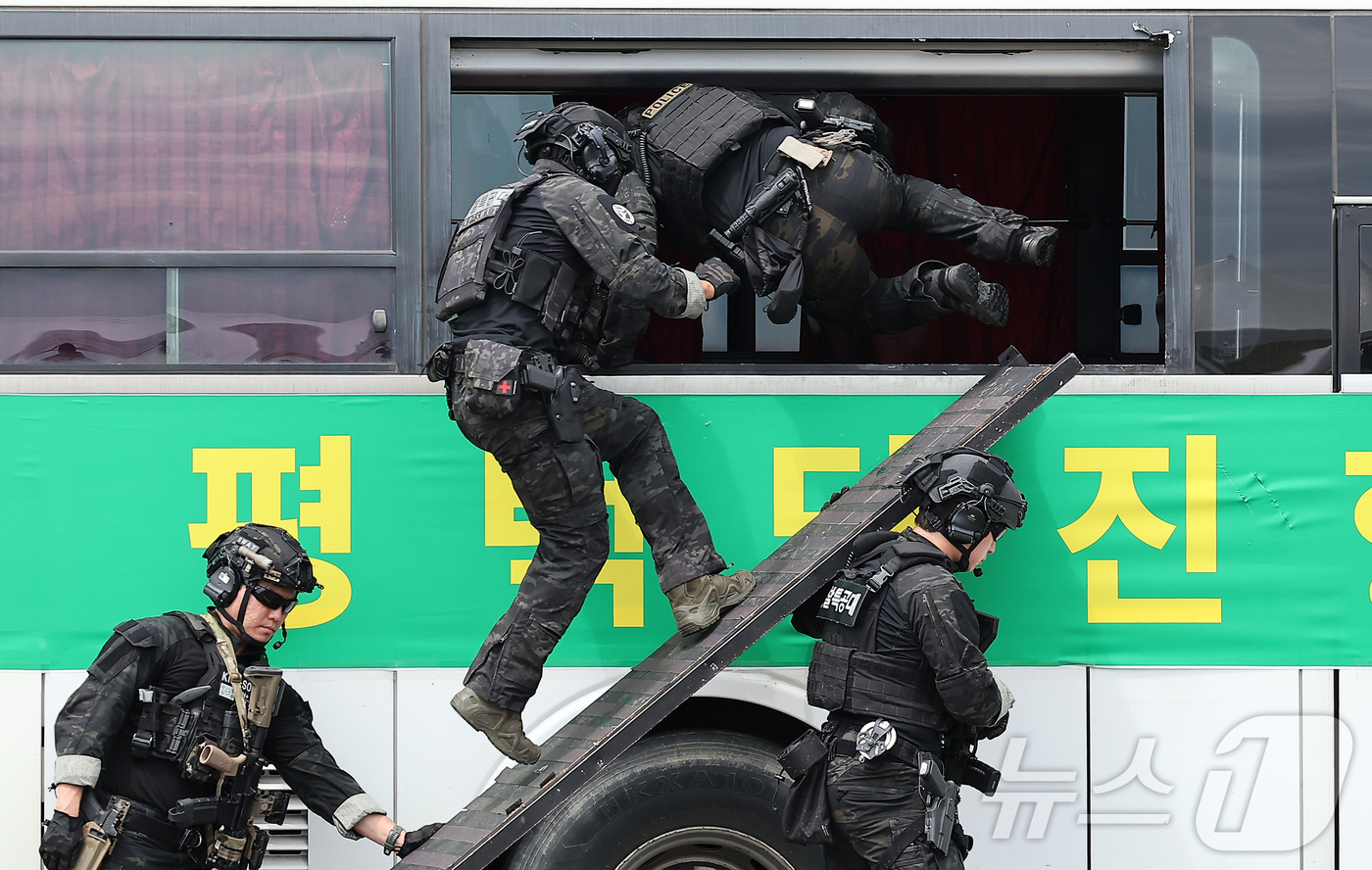(평택=뉴스1) 김진환 기자 = 19일 오후 경기 평택 당진항 국제여객터미널에서 진행된 2025년 관계기관 합동 대테러 종합훈련에서 경찰특공대 대원들이 테러범이 탈취한 버스 내부로 …