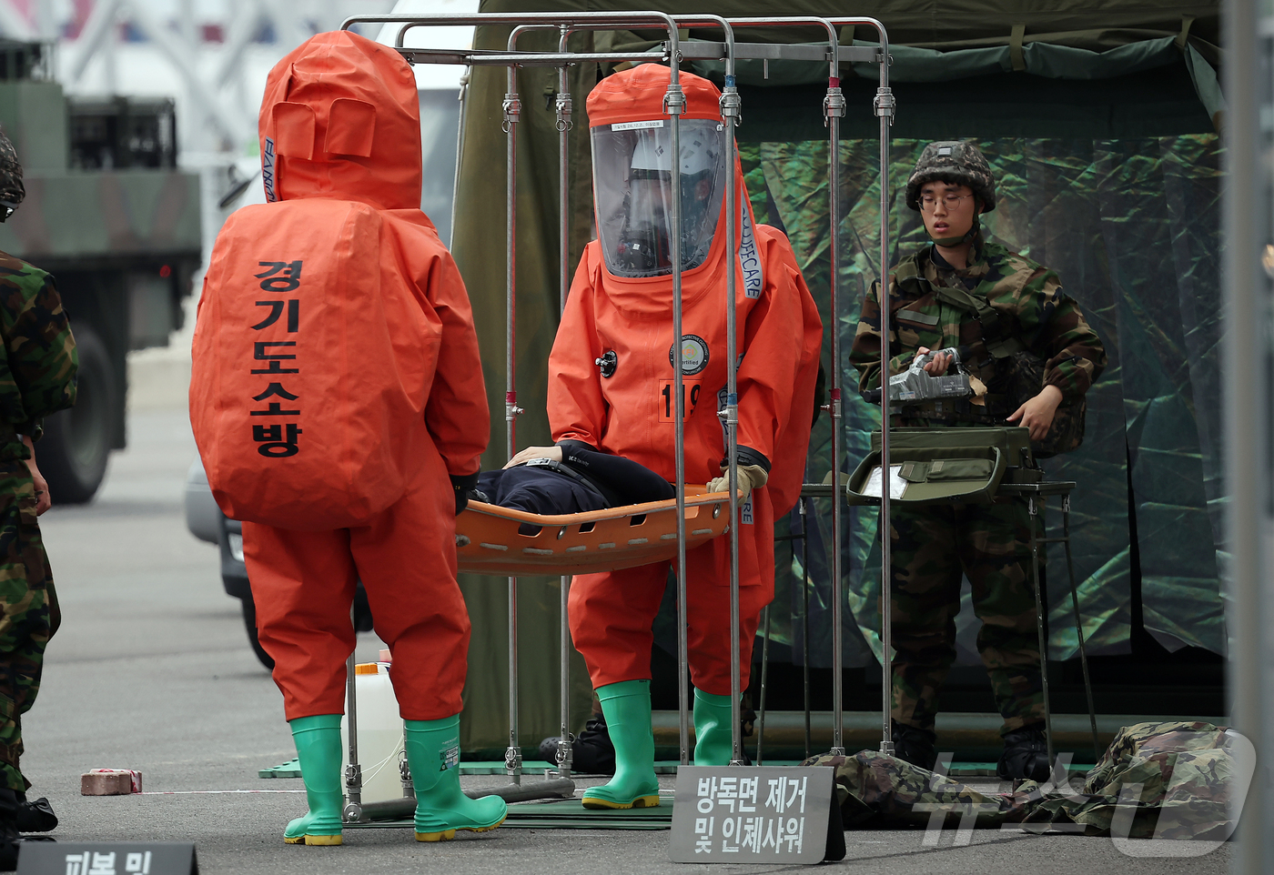 (평택=뉴스1) 김진환 기자 = 19일 오후 경기 평택 당진항 국제여객터미널에서 진행된 2025년 관계기관 합동 대테러 종합훈련에서 환경청, 2함대 화생방지원대, 특수대원단 관계자 …