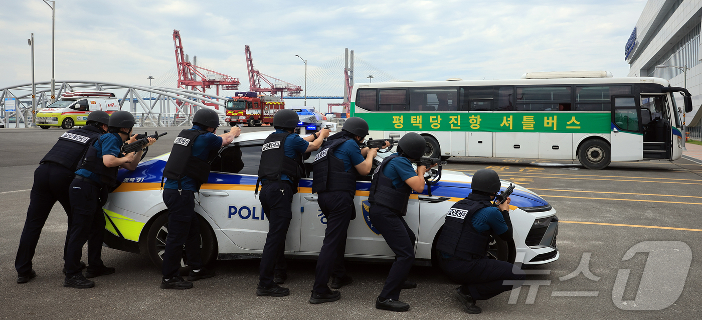 (평택=뉴스1) 김진환 기자 = 19일 오후 경기 평택 당진항 국제여객터미널에서 진행된 2025년 관계기관 합동 대테러 종합훈련에서 평택경찰서 대원들이 테러범이 탈취한 버스의 도주 …