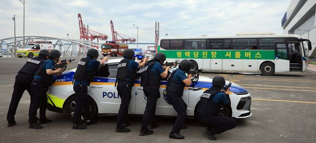 테러범 도주 차단하는 경찰