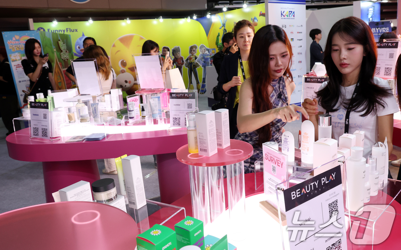 (서울=뉴스1) 김명섭 기자 = 19일 서울 송파구 올림픽공원 핸드볼경기장에서 열린 2025 마이케이 페스타에서 외국인 등이 전시·체험부스를 살펴보고  있다. 22일 까지 열리는 …