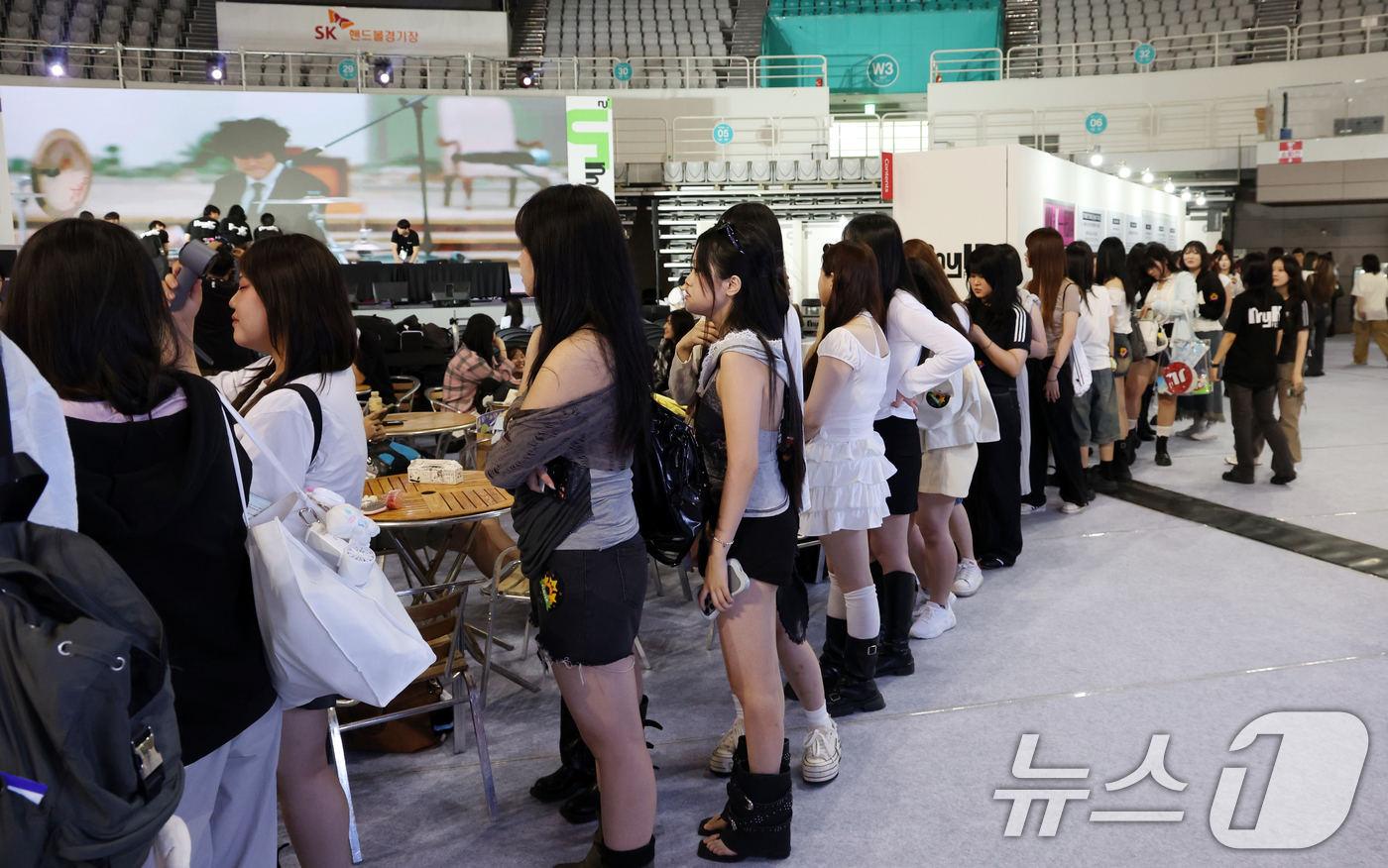 (서울=뉴스1) 김명섭 기자 = 19일 서울 송파구 올림픽공원 핸드볼경기장에서 열린 2025 마이케이 페스타에서 외국인 관광객 등이 팬사인회를 기다리고  있다. 22일 까지 열리는 …