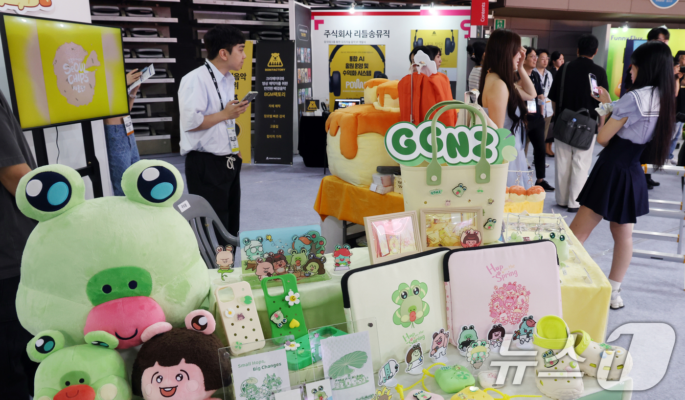 (서울=뉴스1) 김명섭 기자 = 19일 서울 송파구 올림픽공원 핸드볼경기장에서 열린 2025 마이케이 페스타에서 외국인 등이 전시·체험부스를 살펴보고  있다. 22일 까지 열리는 …