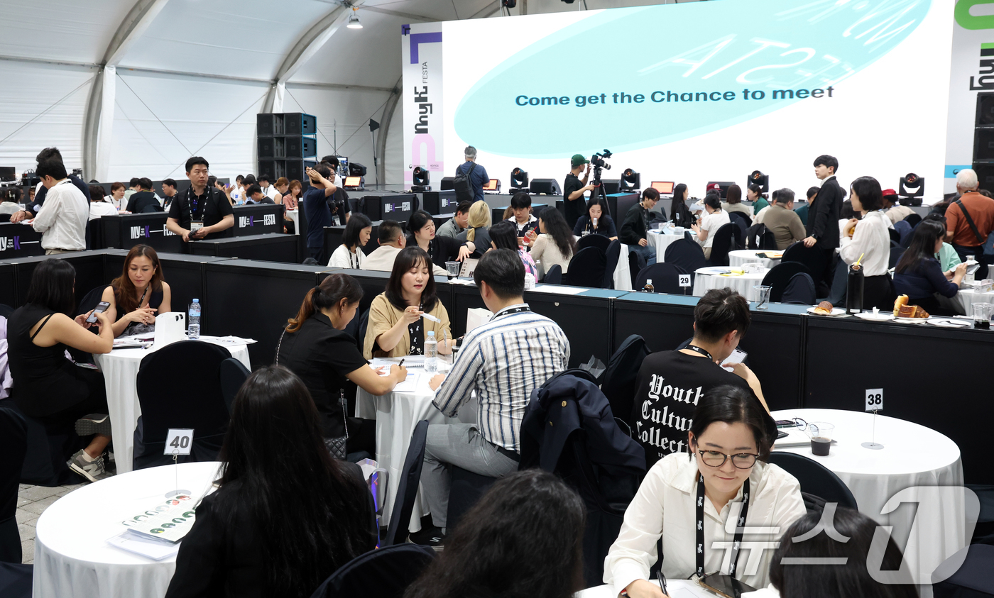 (서울=뉴스1) 김명섭 기자 = 19일 서울 송파구 올림픽공원 한얼광장 Myk돔에서 열린 수출상담회에서 해외 진출을 모색하는 국내 160개 기업과 해외 구매자 170여명이 미팅을 …