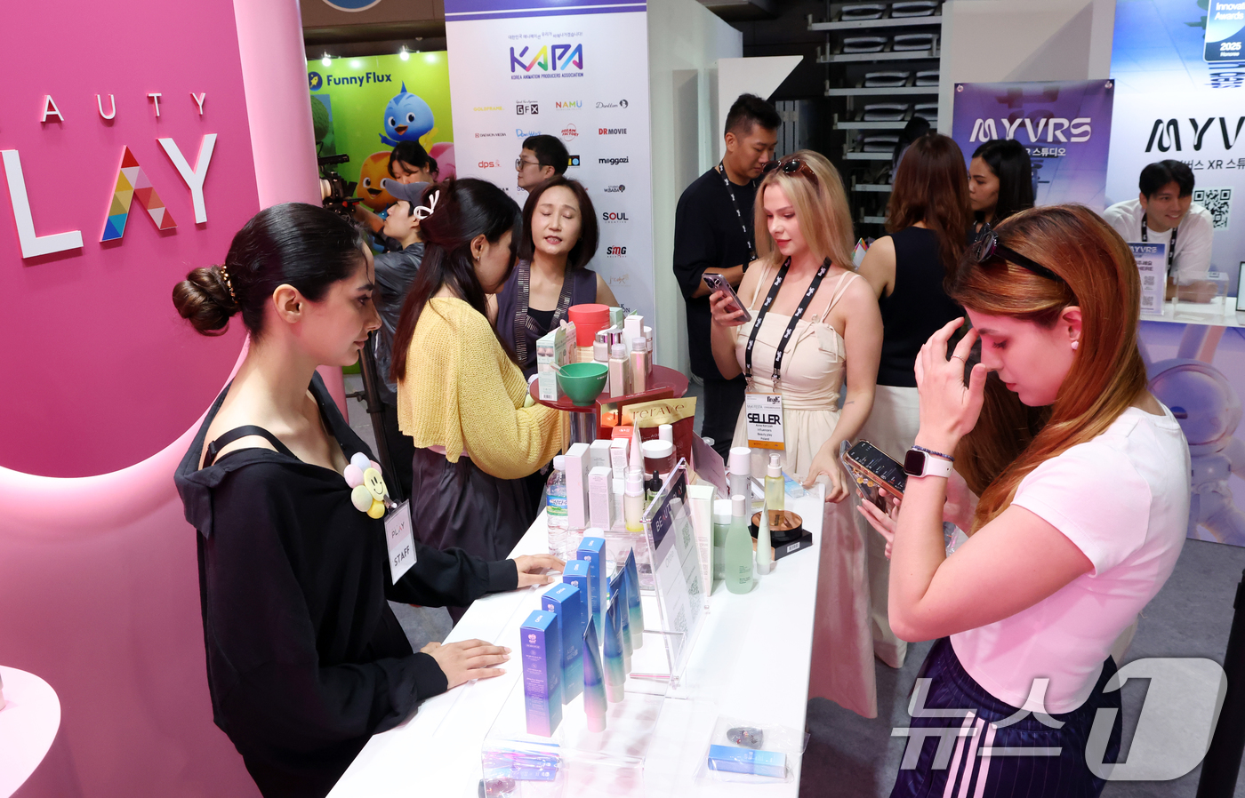 (서울=뉴스1) 김명섭 기자 = 19일 서울 송파구 올림픽공원 핸드볼경기장에서 열린 2025 마이케이 페스타에서 외국인 등이 전시·체험부스를 살펴보고  있다. 22일 까지 열리는 …