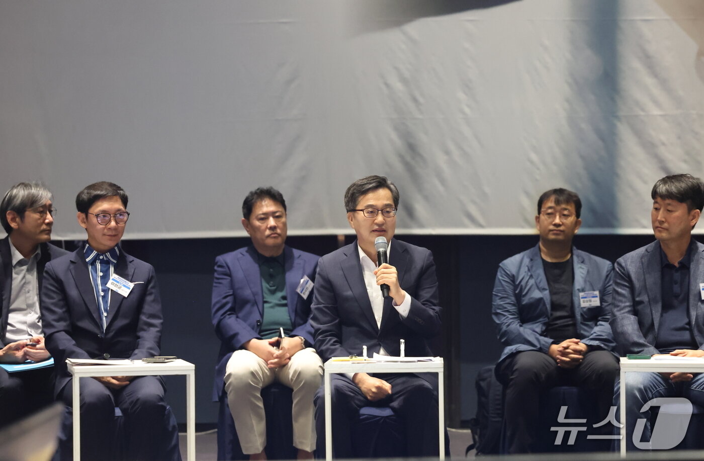 본문 이미지 - 19일 오전 수원 라마다프라자호텔에서 열린 주4.5일제 시범사업 업무협약에서 김동연 경기도지사가 인사말을 하고 있다.(경기도 제공, 재판매 및 DB 금지)