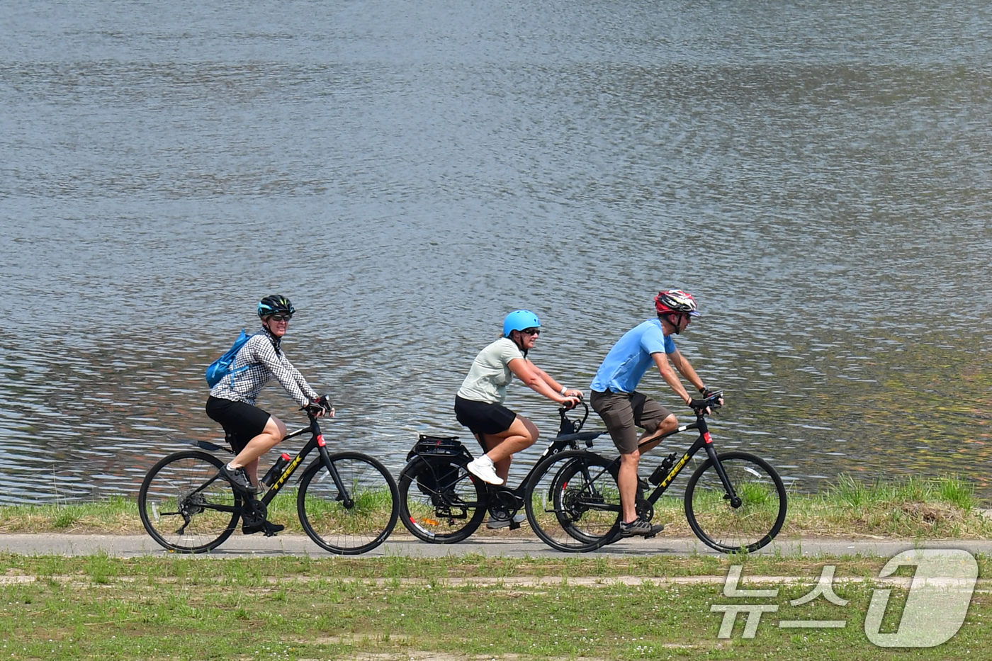 (포항=뉴스1) 최창호 기자 = 19일 오후 경북 포항시 형산강 체육공원에서 외국인들이 자전거를 타고 달리고 있다. 2025.6.19/뉴스1