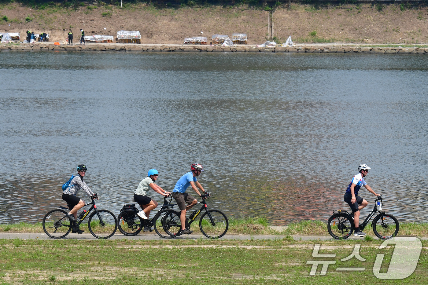 (포항=뉴스1) 최창호 기자 = 19일 오후 경북 포항시 형산강 체육공원에서 외국인들이 자전거를 타고 달리고 있다.  2025.6.19/뉴스1