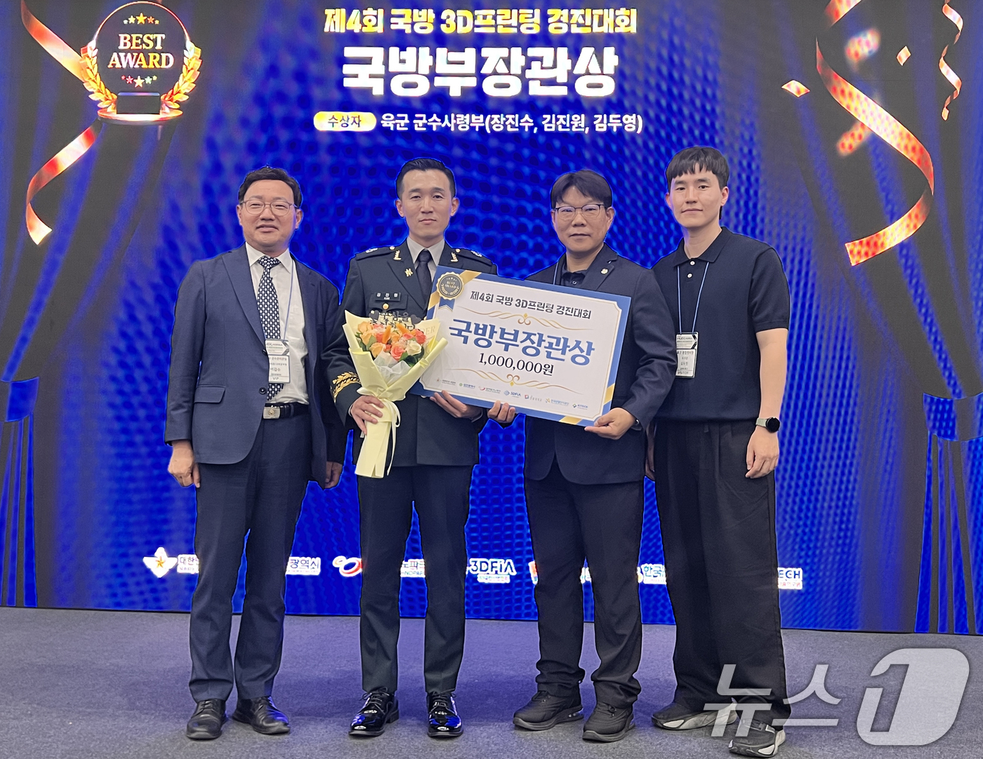 (서울=뉴스1) 이연주 기자 = 19일 대전 컨벤션센터에서 열린 '제4회 국방 3D프린팅 경진대회'에서 ‘폭탄투하 드론 설계 및 제작능력 확보’로 우수사례 부문 국방부장관상을 수상 …