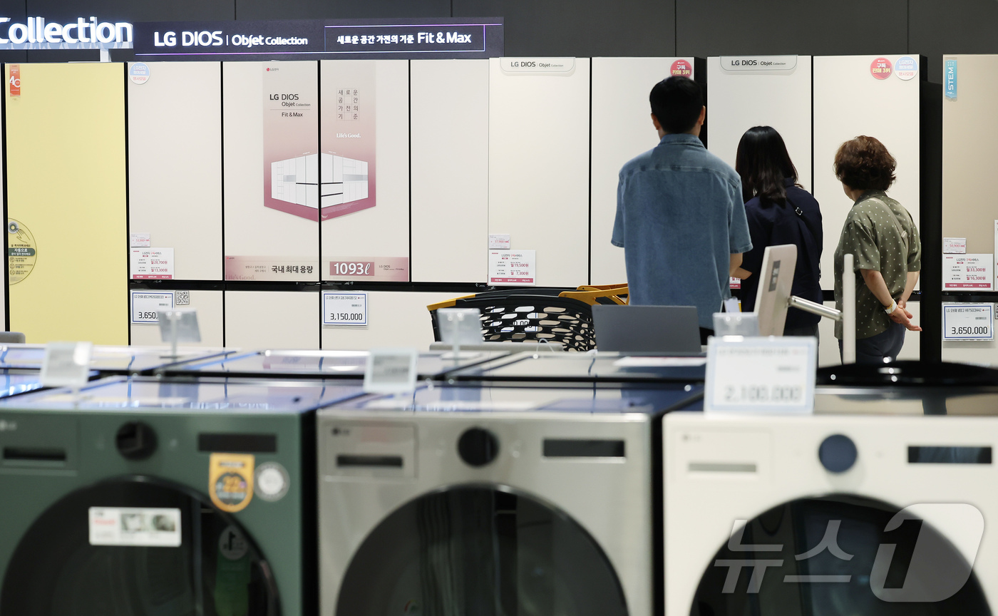 (서울=뉴스1) 장수영 기자 = 19일 서울의 한 마트 가전매장을 찾은 시민들이 냉장고를 살펴보고 있다.정부의 추경안에 따르면 고효율 가전제품 구매가의 10%, 총 30만 원 한도 …