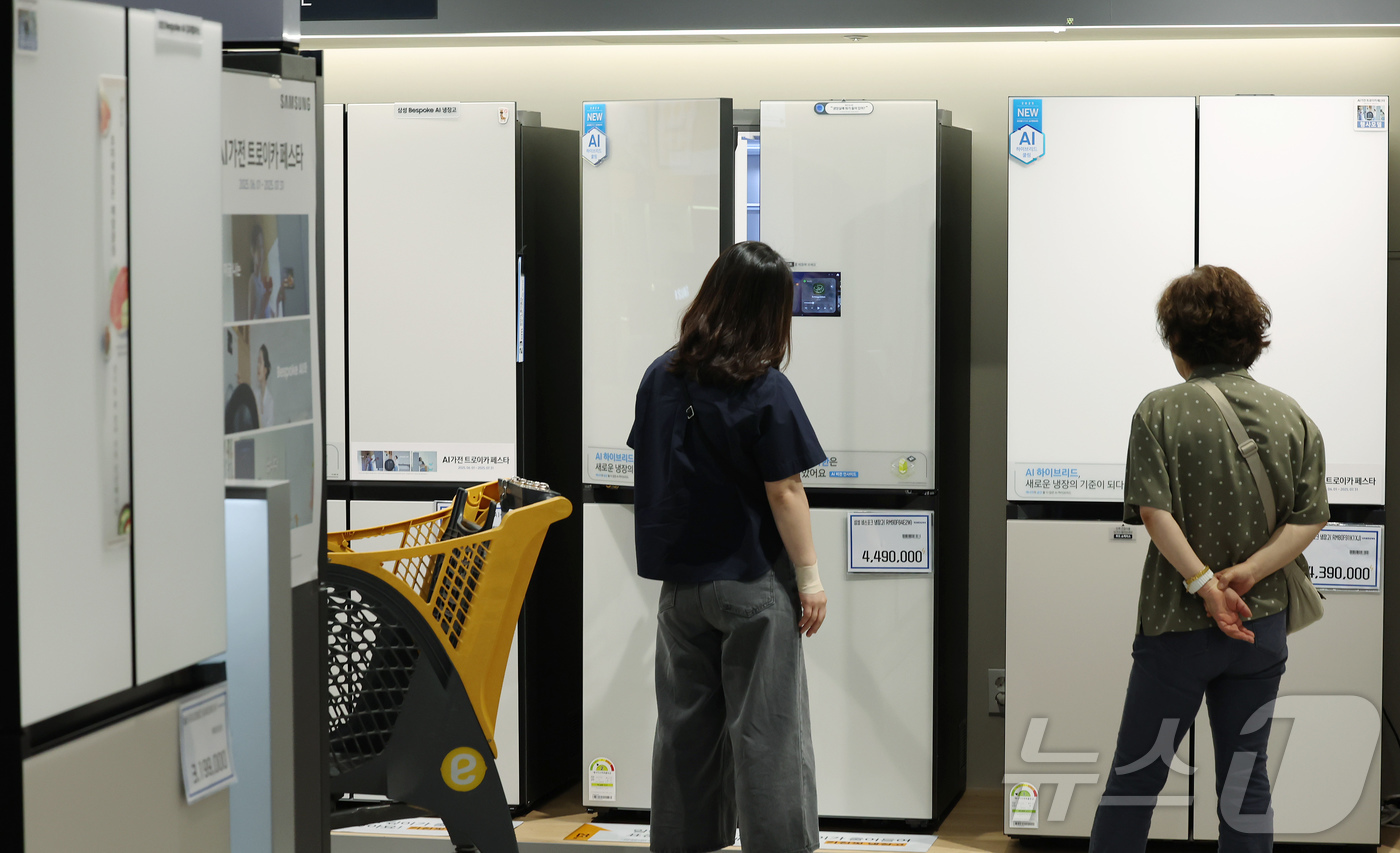 (서울=뉴스1) 장수영 기자 = 19일 서울의 한 마트 가전매장을 찾은 시민들이 냉장고를 살펴보고 있다.정부의 추경안에 따르면 고효율 가전제품 구매가의 10%, 총 30만 원 한도 …