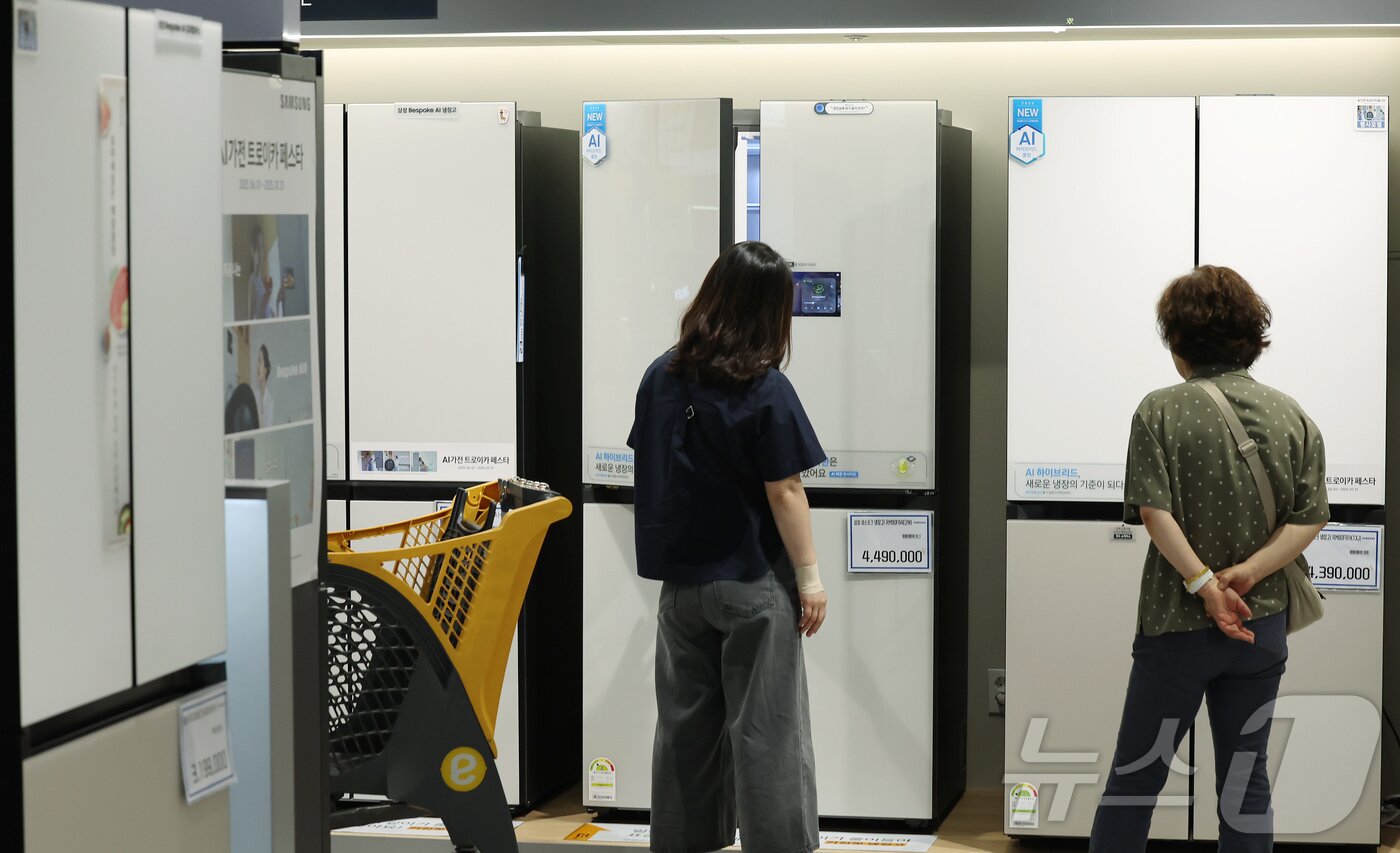 본문 이미지 - 19일 서울의 한 마트 가전매장을 찾은 시민들이 냉장고를 살펴보고 있다. 2025.6.19/뉴스1 ⓒ News1 장수영 기자