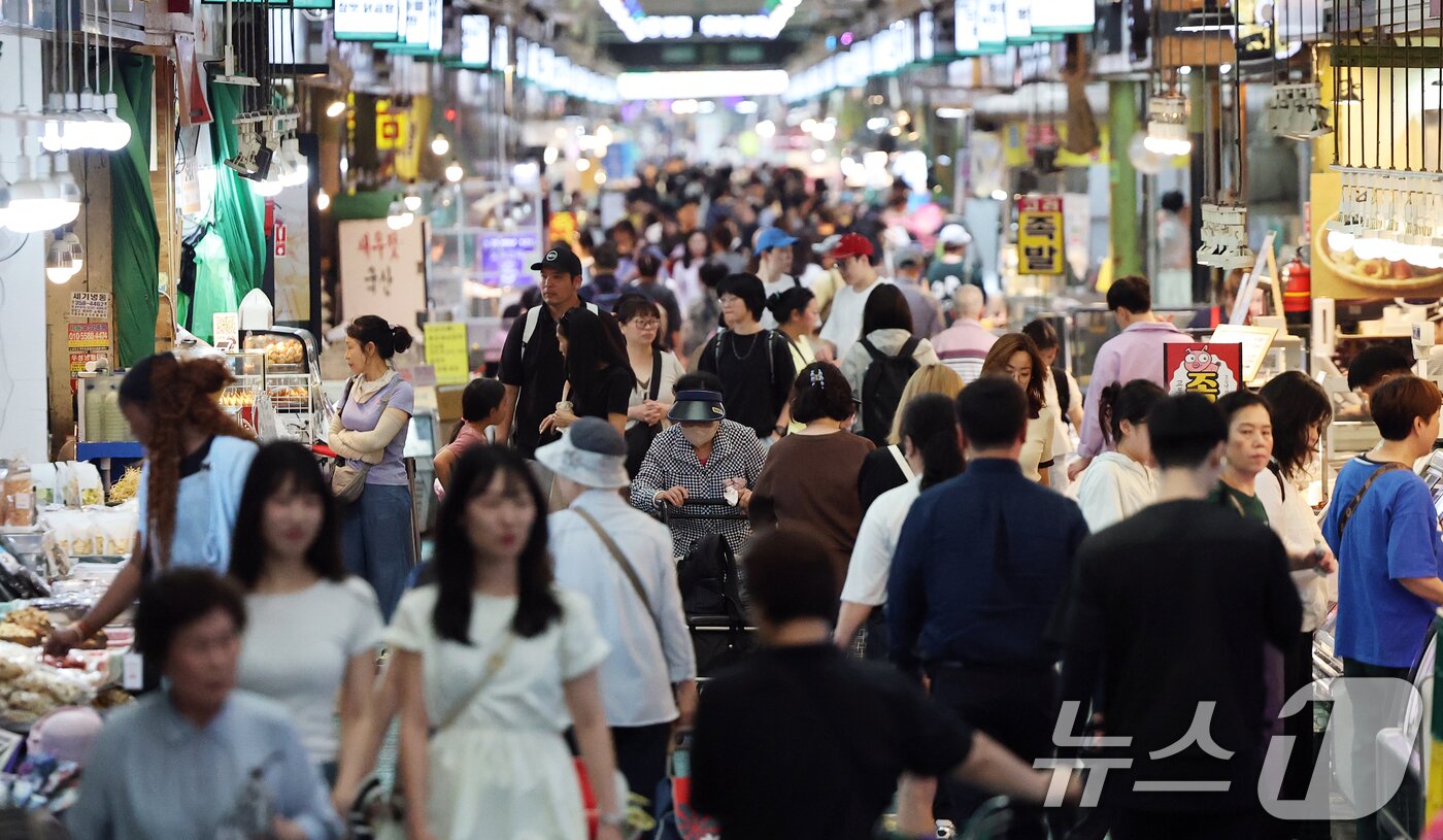 본문 이미지 - 서울 마포구 망원시장이 장을 보는 시민들로 붐비고 있다.  새 정부 출범 후 마련된 첫 추가경정예산안에는 전 국민에게 15만~50만원을 지급하는 민생회복지원금, 1억 원 이하 빚을 갚지 못하고 있는 저소득 자영업자에 대한 최대 90% 채무 탕감 방안 등이 담겼다. 2025.6.19/뉴스1 ⓒ News1 오대일 기자