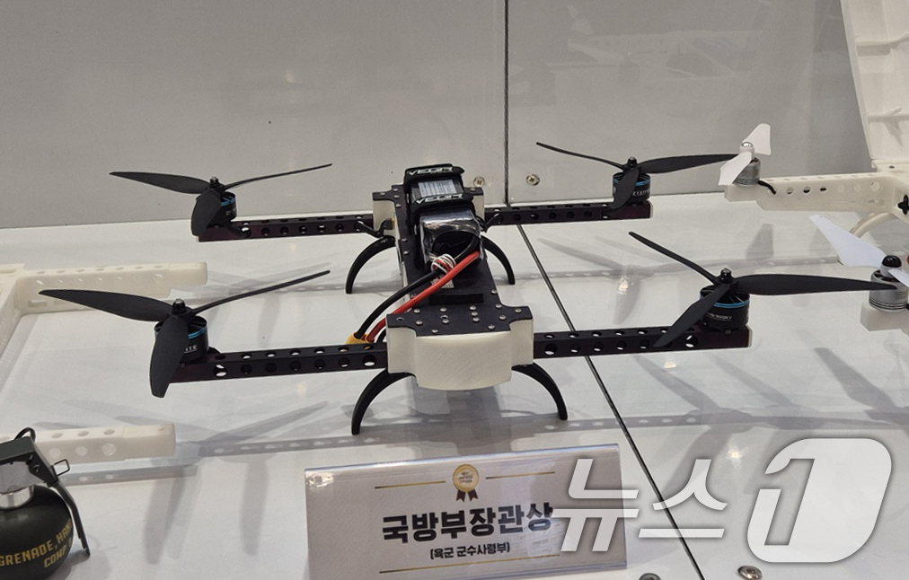 (서울=뉴스1) 이연주 기자 = 국방부는 19일 대전 컨벤션센터에서 '제4회 국방 3D 프린팅 경진대회'를 개최했다고 밝혔다.사진은 활용사례 부문 국방부장관상을 수상한 육군 군수사 …