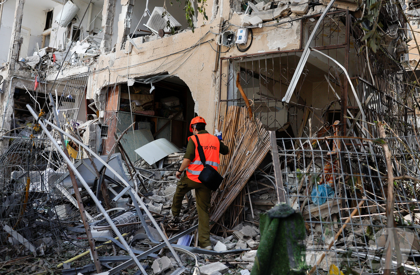 (라마트간 로이터=뉴스1) 강민경 기자 = 19일 이란의 미사일 공격을 받은 이스라엘 라마트 간의 한 건물에서 구조대원이 작업하고 있다. 2025.6.19ⓒ 로이터=뉴스1