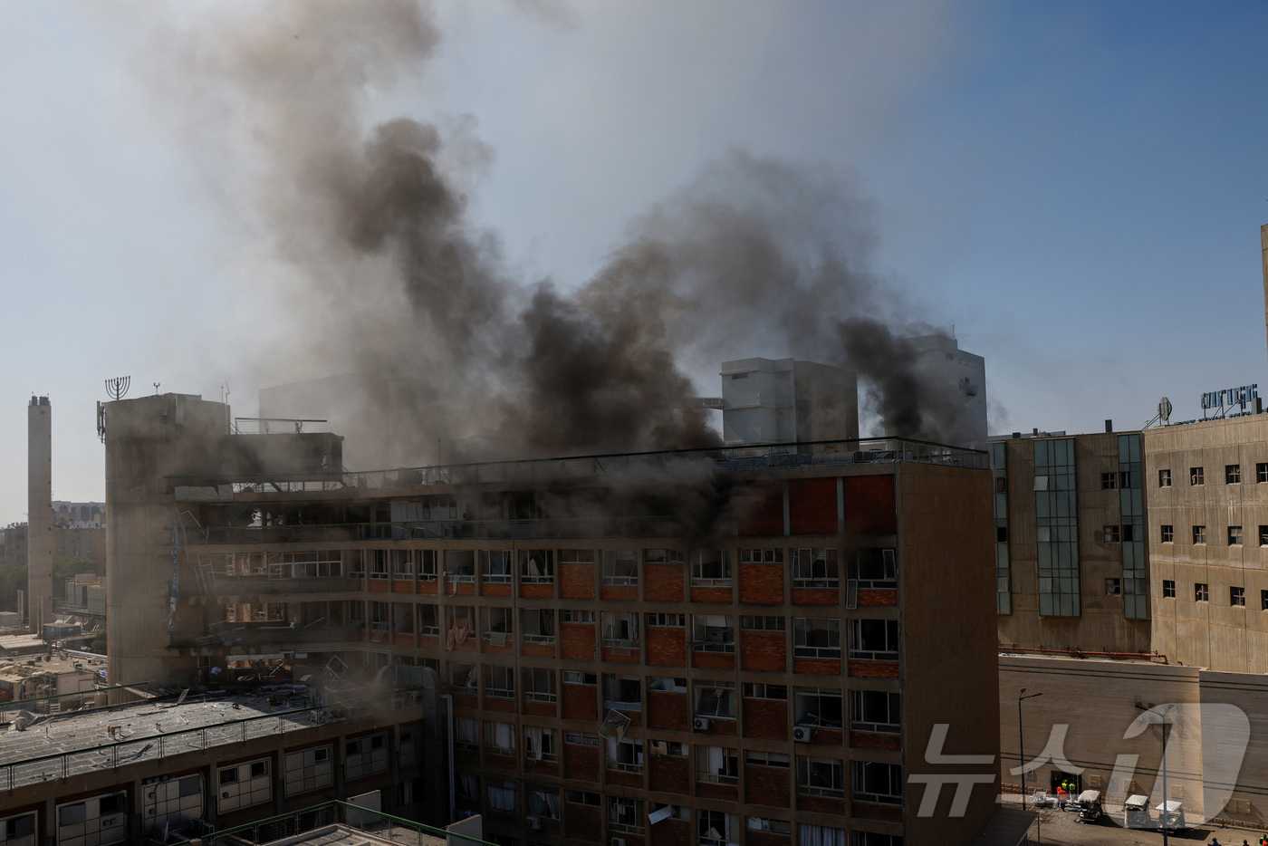 (베르셰바 로이터=뉴스1) 강민경 기자 = 19일 이란의 탄도미사일 공격을 받은 이스라엘 남부 베르셰바의 소로카 병원에서 연기가 피어오르고 있다. 2025.6.19ⓒ 로이터=뉴스1 …