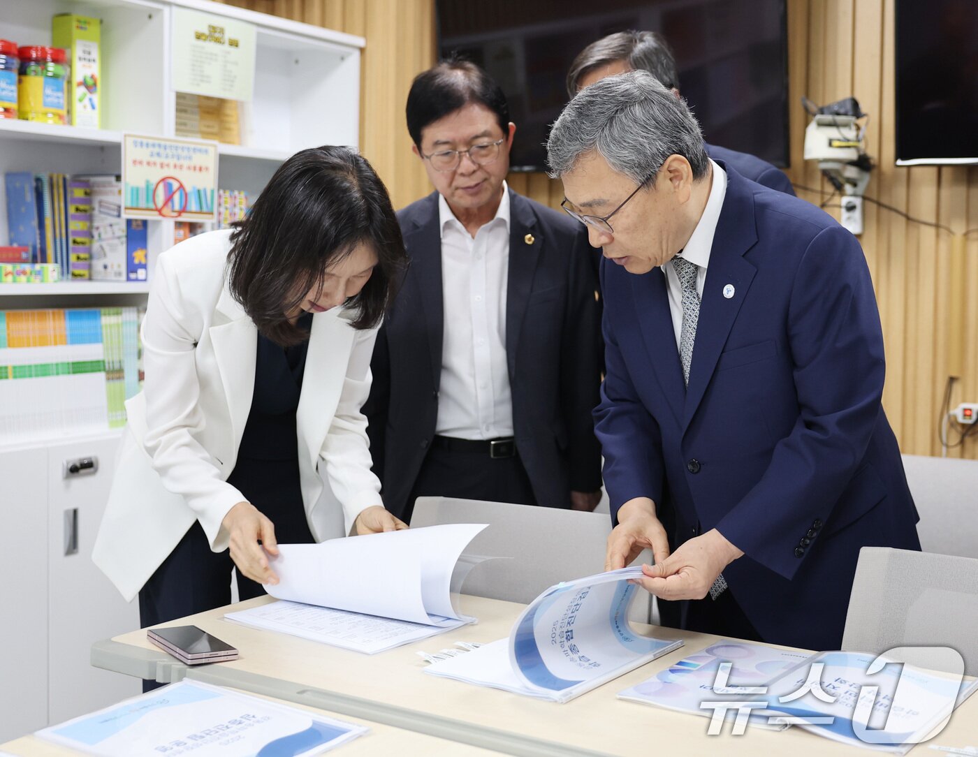 본문 이미지 - 정근식 서울시교육감이 6월19일 최호정 서울시의장과 함께 서울 송파구 강동송파학습진단성장센터를 방문해 기초학력 진단·맞춤 지원 시스템을 살펴보고 있다. &#40;서울시교육청 제공. 재판매 및 DB 금지&#41; 2025.6.19/뉴스1 ⓒ News1 이연주 기자