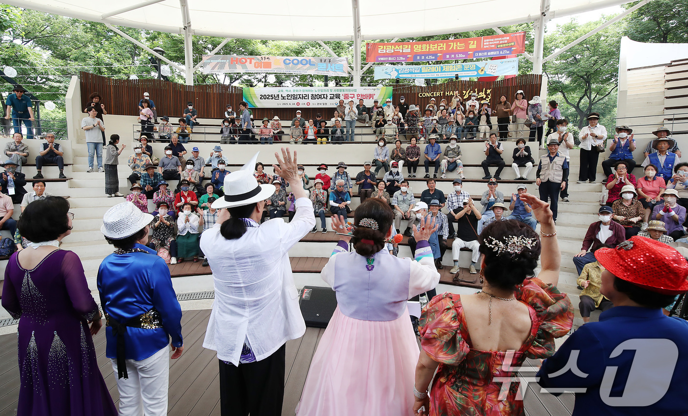 (대구=뉴스1) 공정식 기자 = 19일 대구 중구 김광석길 야외콘서트홀에서 열린 '노인일자리 참여자를 위한 중구 한바퀴'에 참여한 어르신들이 공연을 관람하고 있다.김광석길에서는 교 …