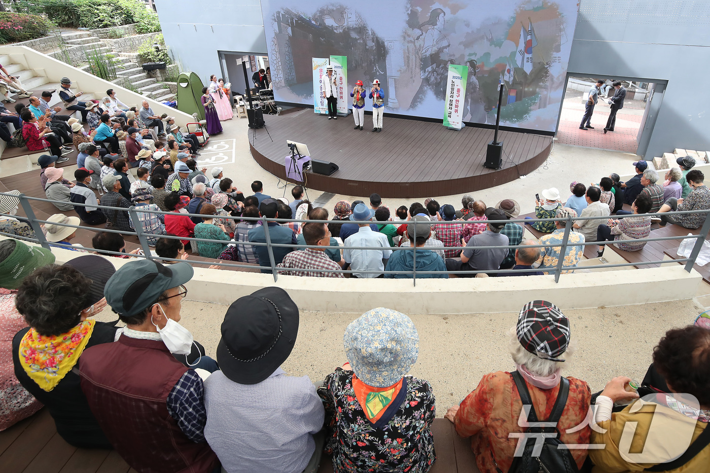 (대구=뉴스1) 공정식 기자 = 19일 대구 중구 김광석길 야외콘서트홀에서 열린 '노인일자리 참여자를 위한 중구 한바퀴'에 참여한 어르신들이 공연을 관람하고 있다.김광석길에서는 교 …