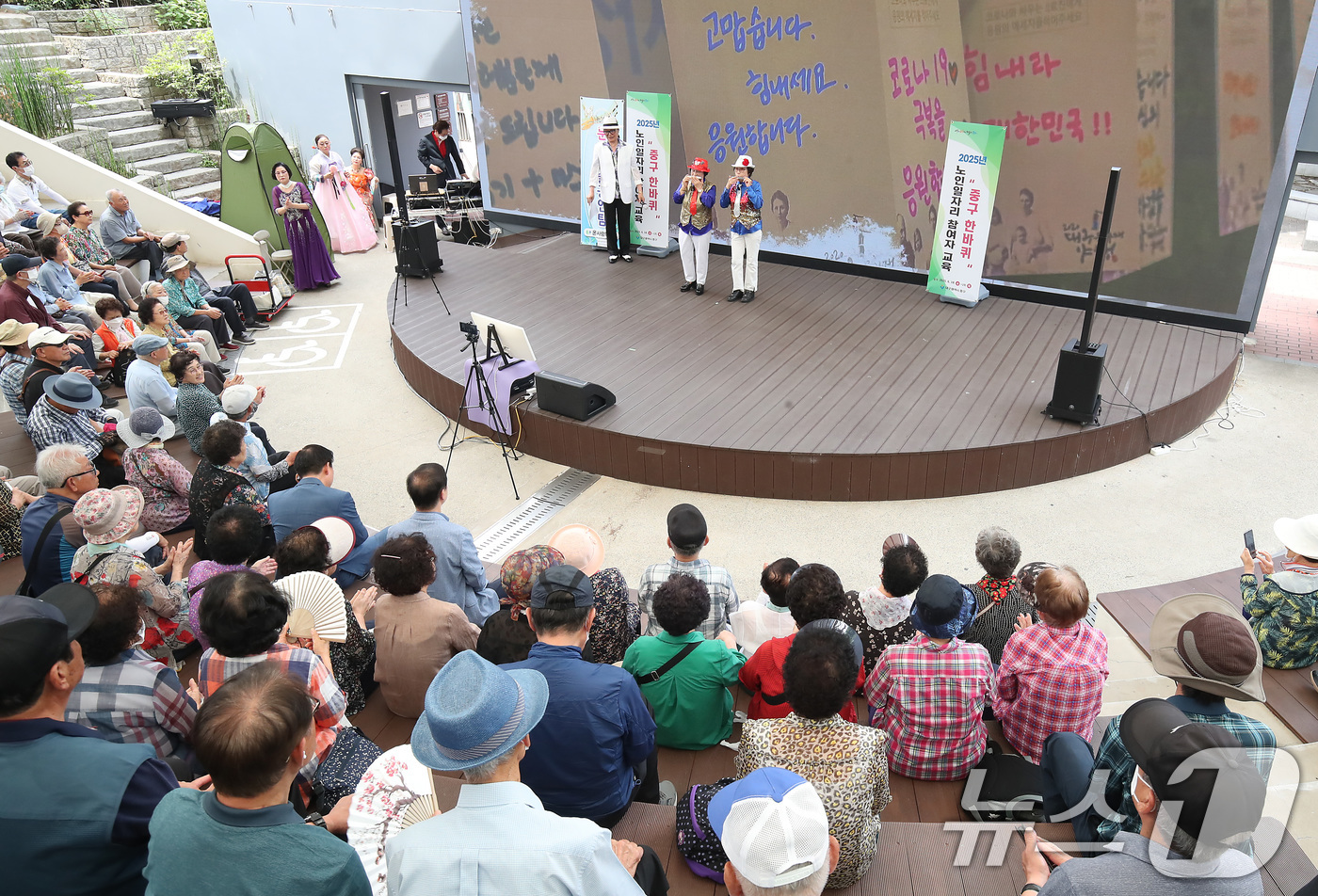 (대구=뉴스1) 공정식 기자 = 19일 대구 중구 김광석길 야외콘서트홀에서 열린 '노인일자리 참여자를 위한 중구 한바퀴'에 참여한 어르신들이 공연을 관람하고 있다.김광석길에서는 교 …