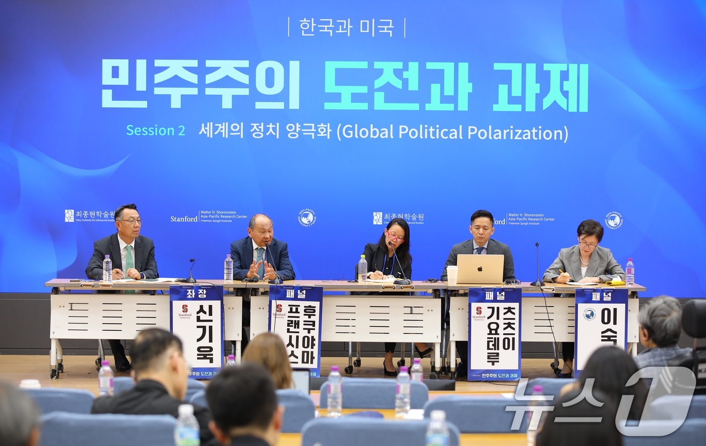 (서울=뉴스1) 이연주 기자 = 19일 국회의원회관에서 열린 최종현학술원, 스탠퍼드대 아시아태평양연구소, 인도태평양민주주의포럼이 공동 주최한 ‘민주주의미래포럼’에서 세션2 패널들이 …
