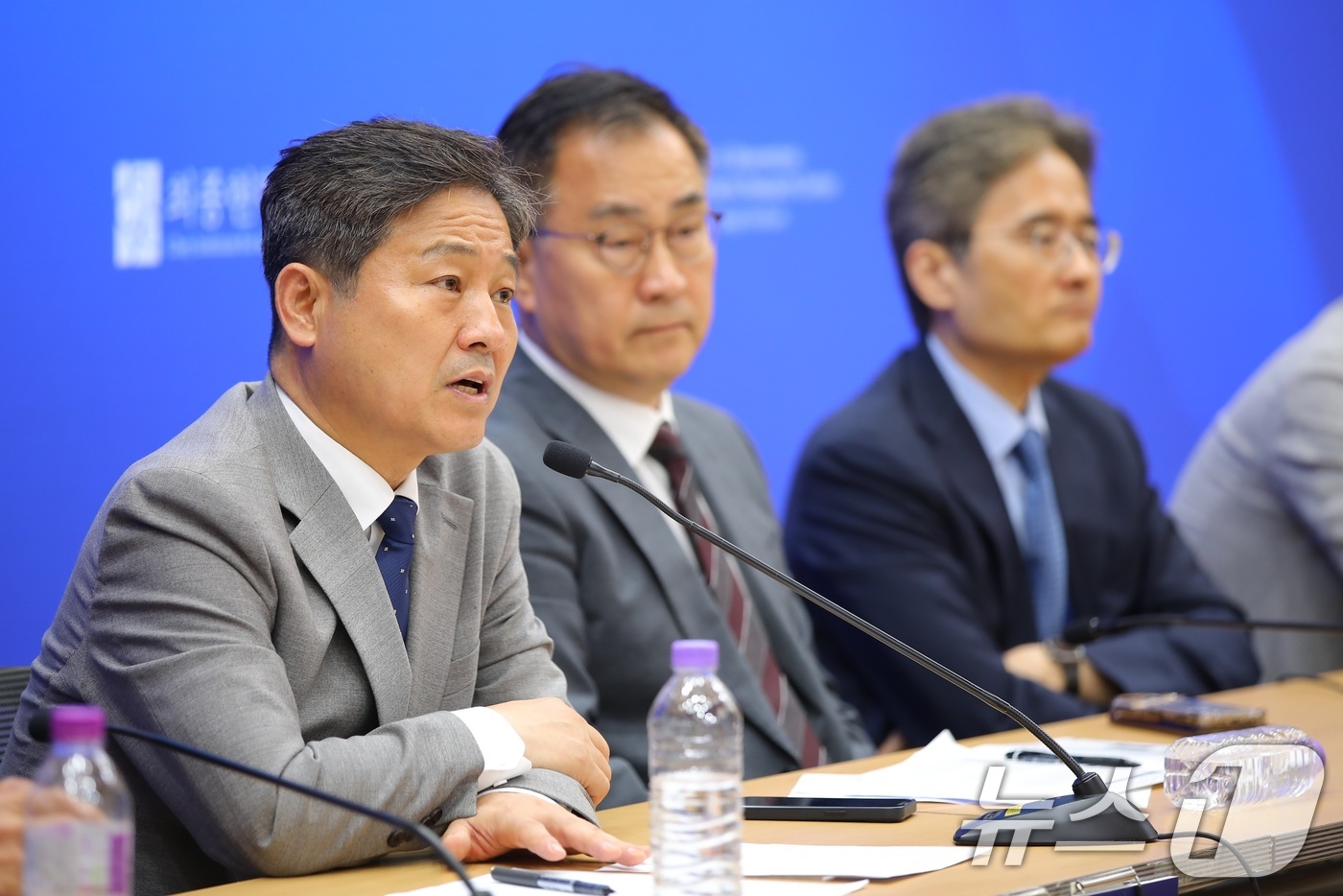 (서울=뉴스1) 이연주 기자 = 19일 국회의원회관에서 열린 최종현학술원, 스탠퍼드대 아시아태평양연구소, 인도태평양민주주의포럼이 공동 주최한 ‘민주주의미래포럼’에서 세션1 패널들이 …