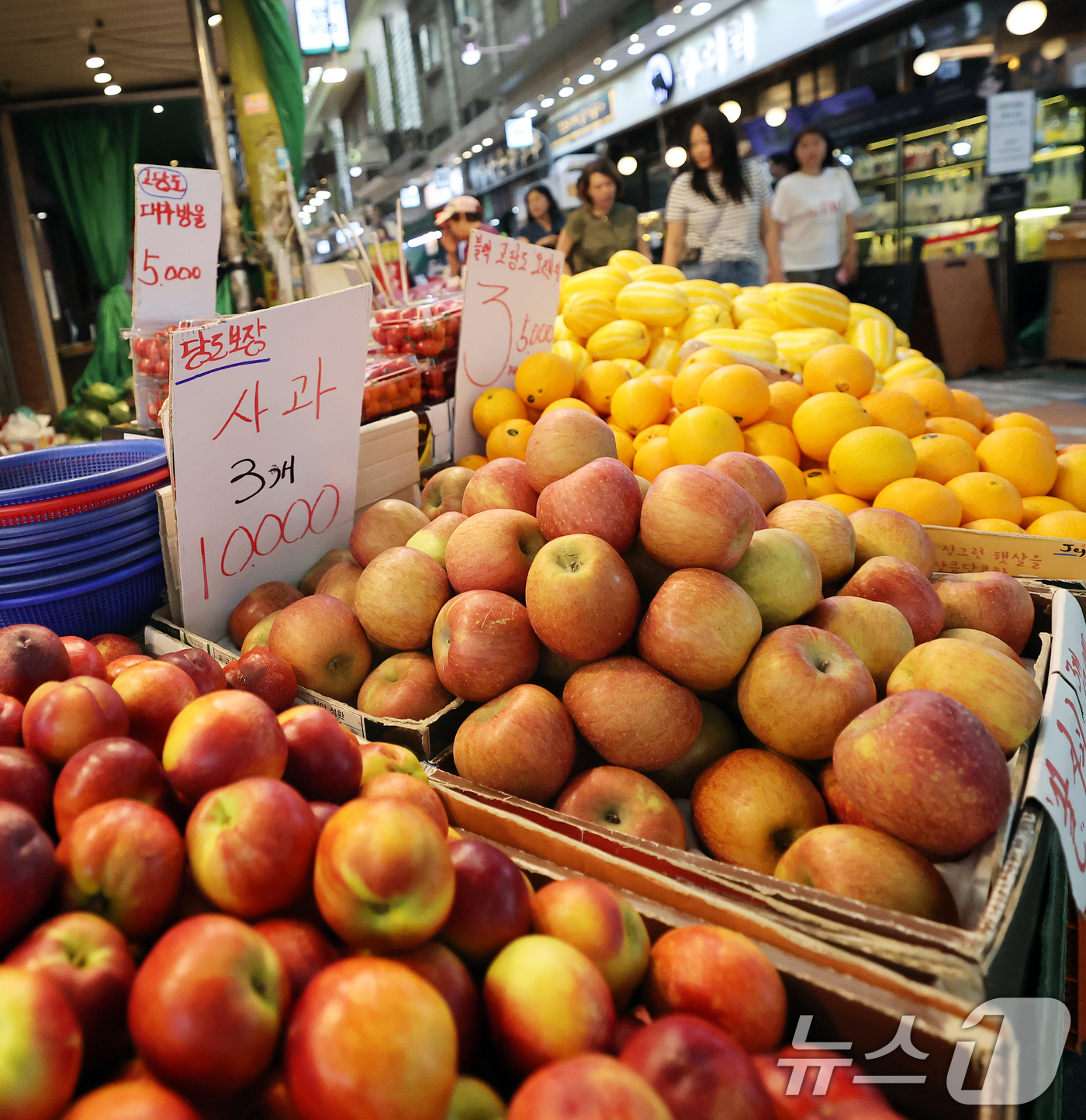 (서울=뉴스1) 오대일 기자 = 정부가 소비 진작 등 내수 활성화를 위해 20조 원 규모의 2차 추가경정예산안을 국무회의에서 의결한 가운데 19일 오후 서울 마포구 망원시장에서 시 …