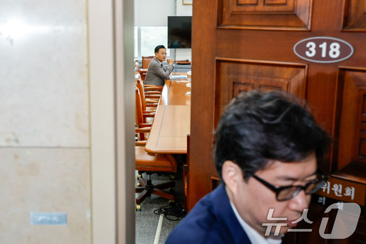 (서울=뉴스1) 안은나 기자 = 유상범 국민의힘 원내수석부대표가 19일 오후 서울 여의도 국회에서 문진석 더불어민주당 원내수석부대표와 원 구성 협상 등 관련 회동을 하고 있다. 2 …