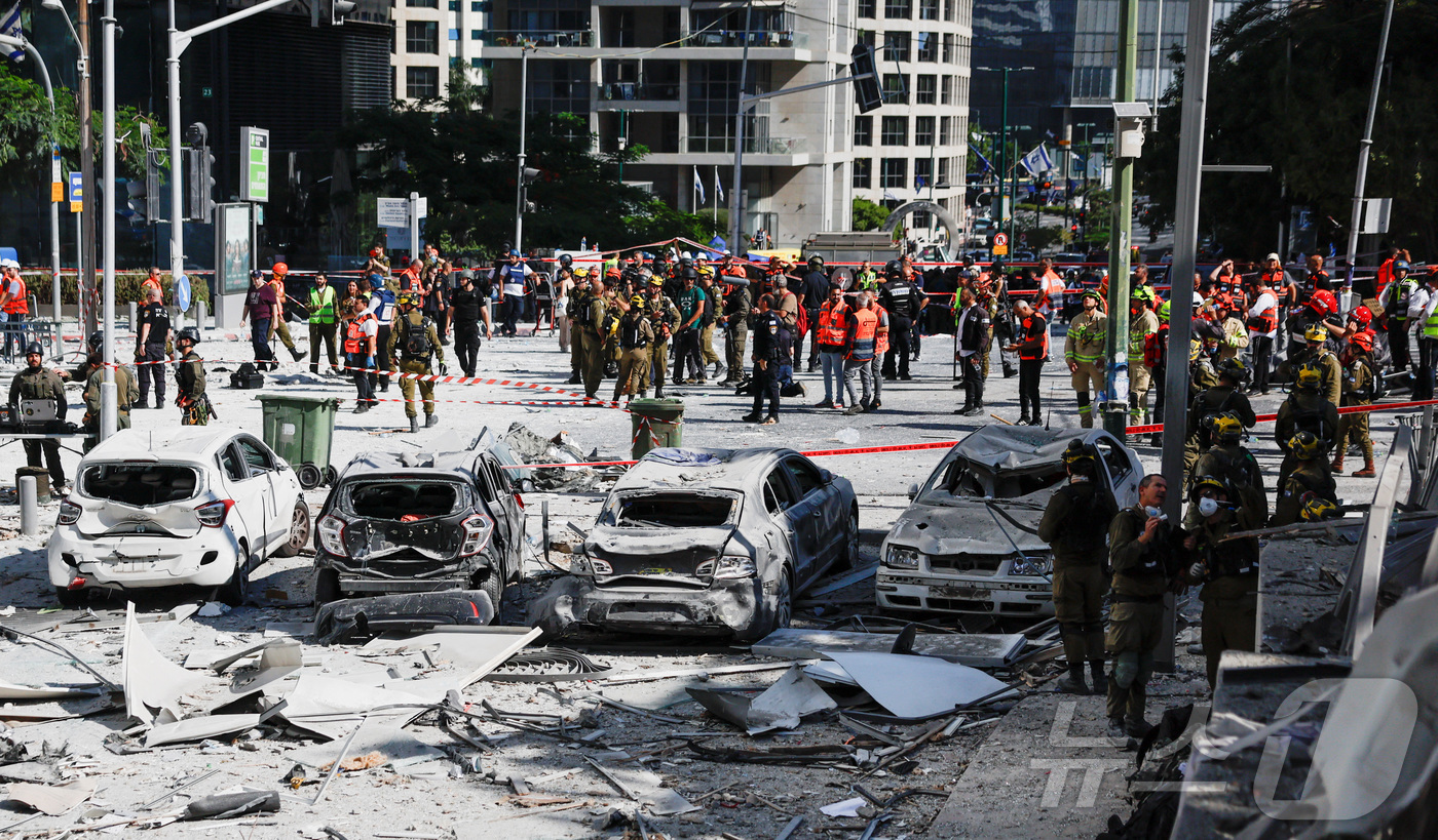 (라마트간 로이터=뉴스1) 강민경 기자 = 19일 이란의 미사일 공격을 받은 이스라엘 라마트 간에서 차량들이 종잇장처럼 구겨져 있다. 2025.6.19ⓒ 로이터=뉴스1