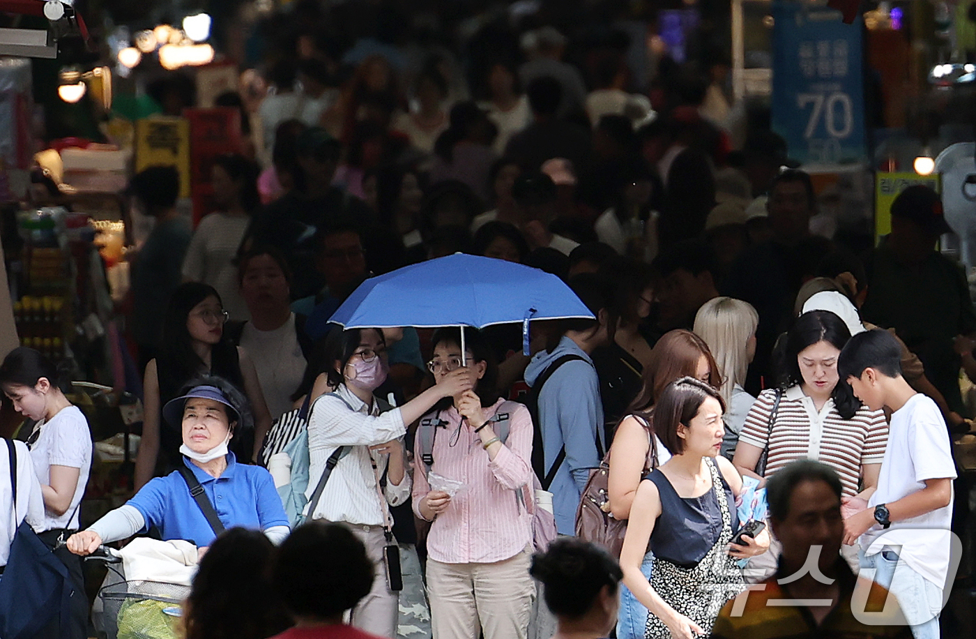(서울=뉴스1) 오대일 기자 = 정부가 소비 진작 등 내수 활성화를 위해 20조 원 규모의 2차 추가경정예산안을 국무회의에서 의결한 가운데 19일 오후 서울 마포구 망원시장에서 시 …