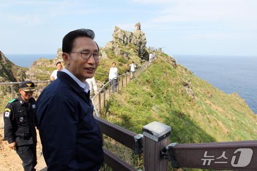 본문 이미지 - 이명박 전 대통령이 지난 2012년 대한민국 대통령으로선 처음으로 독도를 방문해 전망대에서 해안을 둘러보고 있다. &#40;국가기록포털&#41;