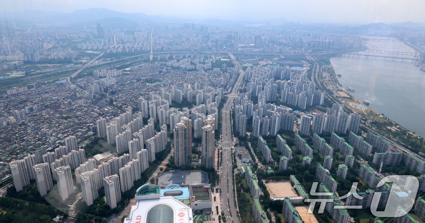 본문 이미지 - 19일 송파구 서울스카이전망대에서 바라본 서울시내 아파트단지 모습. 2025.6.19/뉴스1 ⓒ News1 박세연 기자