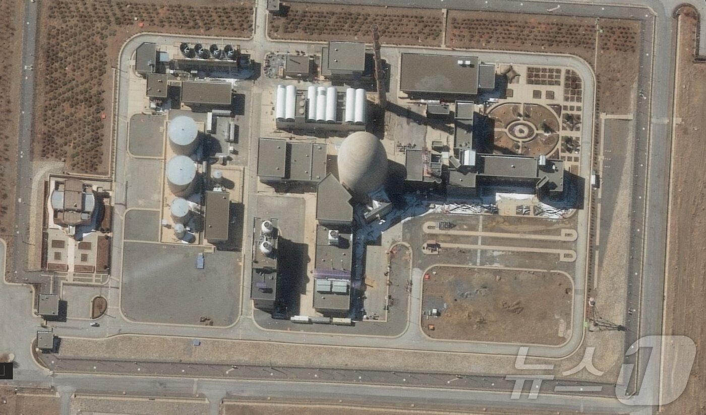 본문 이미지 - 이스라엘이 19일 공습을 가한 이란 중서부 아라크 중수로 핵시설. 2025년 2월 15일 촬영한 맥사테크놀러지의 위성사진이다. 2025.2.15 ⓒ 로이터=뉴스1 ⓒ News1 강민경 기자