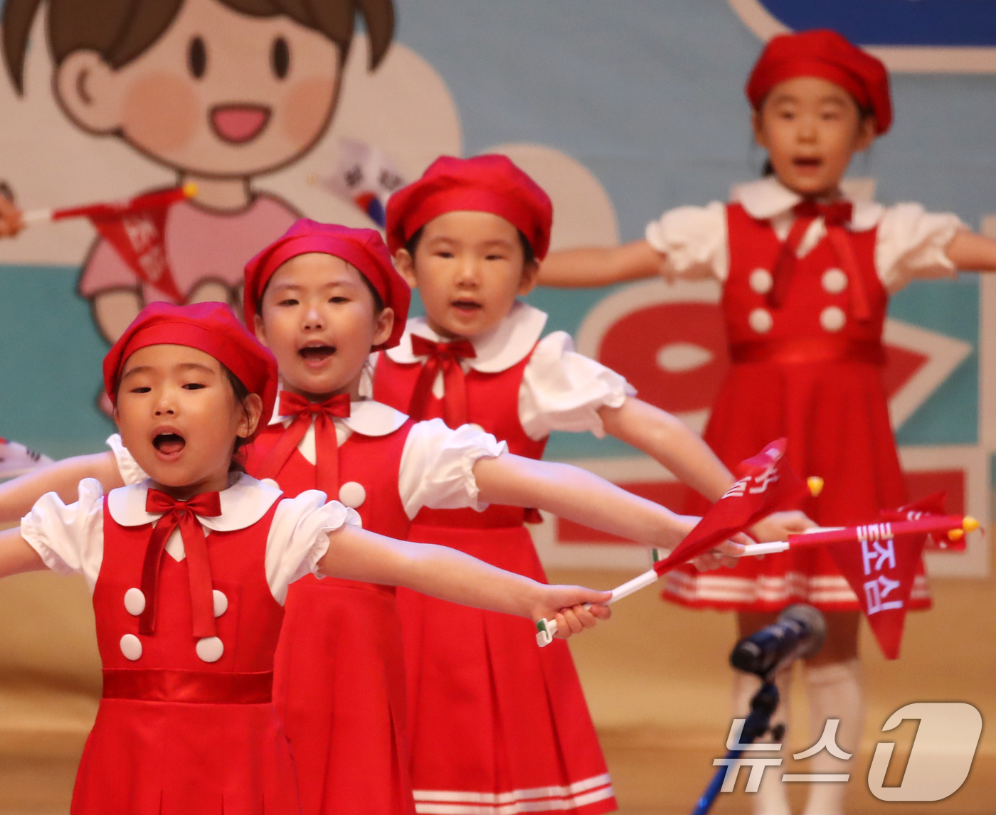 (부산=뉴스1) 윤일지 기자 = 19일 오후 부산 해운대구 벡스코 오디토리움에서 열린 '제26회 부산 119소방 동요대회'에서 예담어린이집 합창단이 '출동 산불안전 특공대' 공연을 …