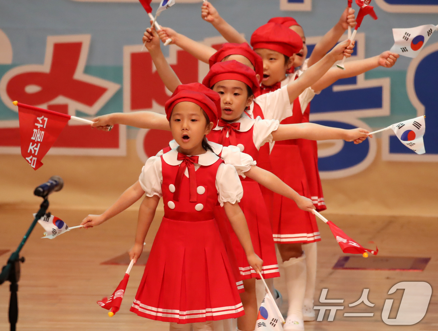 (부산=뉴스1) 윤일지 기자 = 19일 오후 부산 해운대구 벡스코 오디토리움에서 열린 '제26회 부산 119소방 동요대회'에서 예담어린이집 합창단이 '출동 산불안전 특공대' 공연을 …