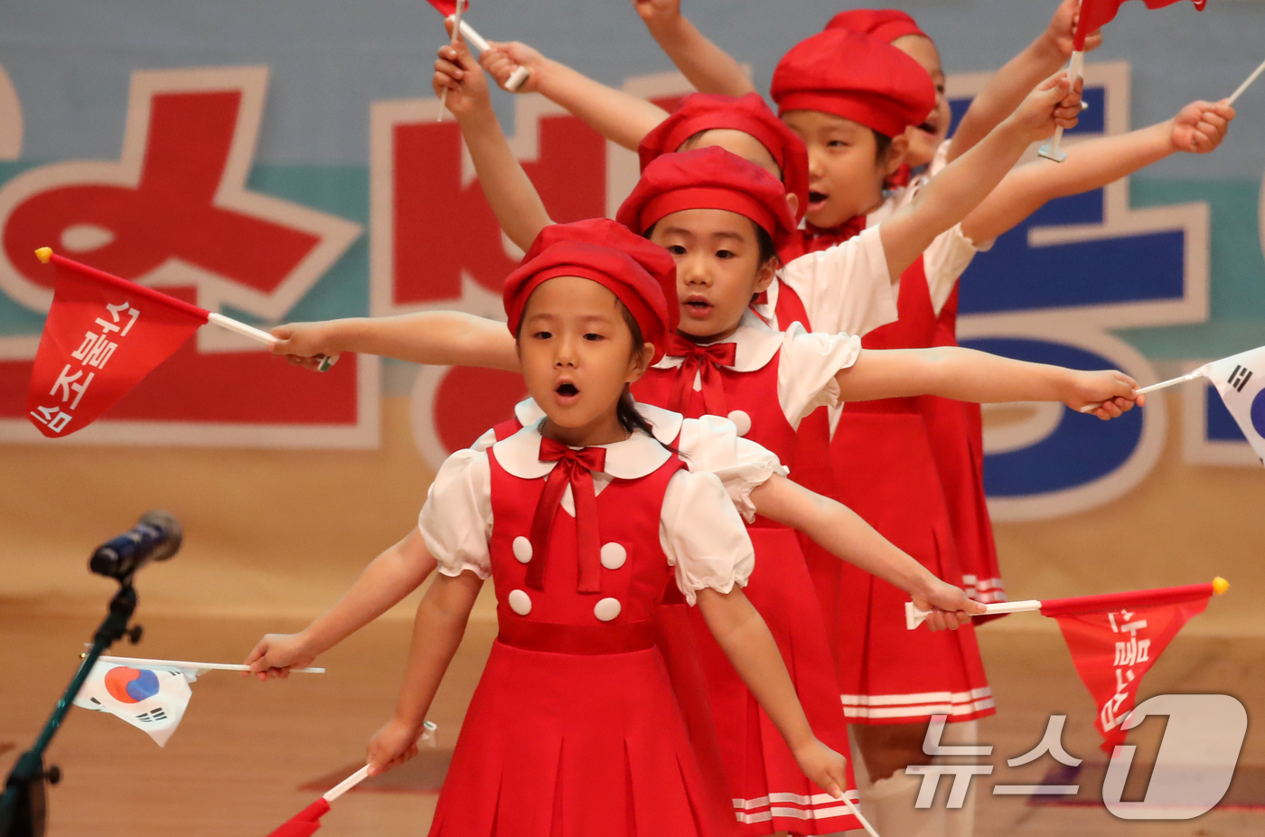 (부산=뉴스1) 윤일지 기자 = 19일 오후 부산 해운대구 벡스코 오디토리움에서 열린 '제26회 부산 119소방 동요대회'에서 예담어린이집 합창단이 '출동 산불안전 특공대' 공연을 …