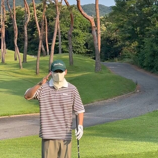 BTS 뷔, 전역 후에도 각 잡힌 경례? 골프장서 즐거한 한때