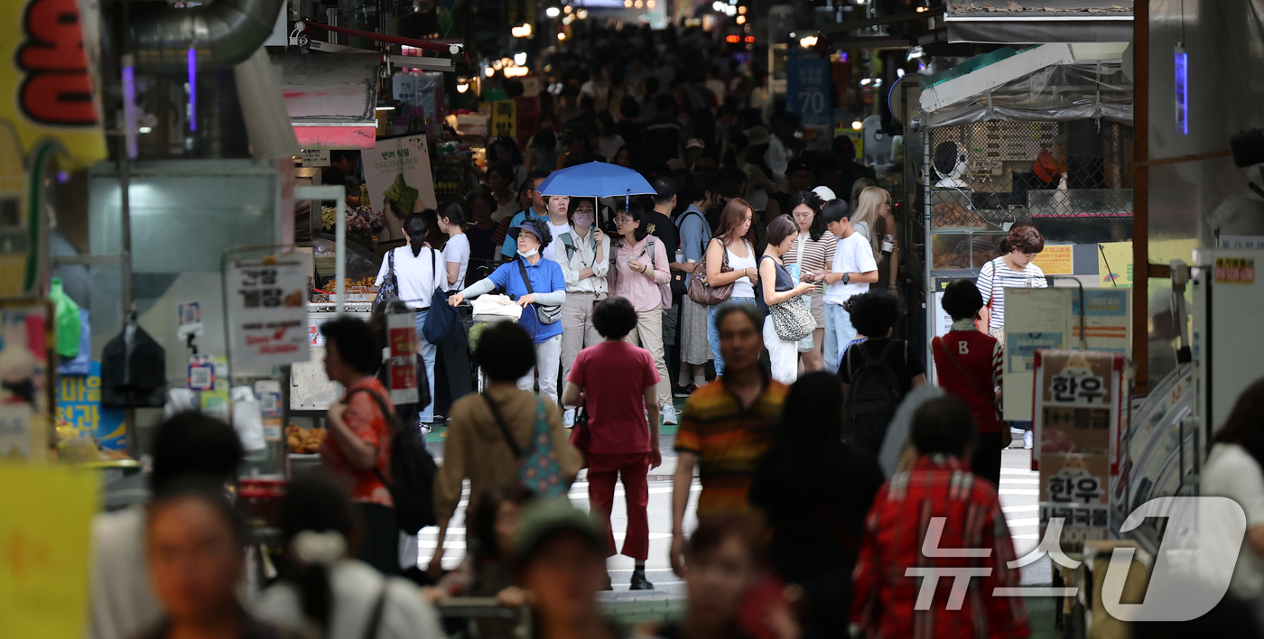 (서울=뉴스1) 오대일 기자 = 정부가 소비 진작 등 내수 활성화를 위해 20조 원 규모의 2차 추가경정예산안을 국무회의에서 의결한 가운데 19일 오후 서울 마포구 망원시장이 장을 …