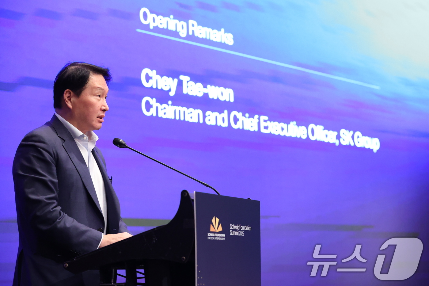 (서울=뉴스1) 이연주 기자 = 최태원 SK 회장이 19일 서울 여의도 콘래드호텔에서 개최된 세계경제포럼 슈왑재단 총회에서 발언하고 있다. (사회적가치연구원 제공. 재판매 및 DB …