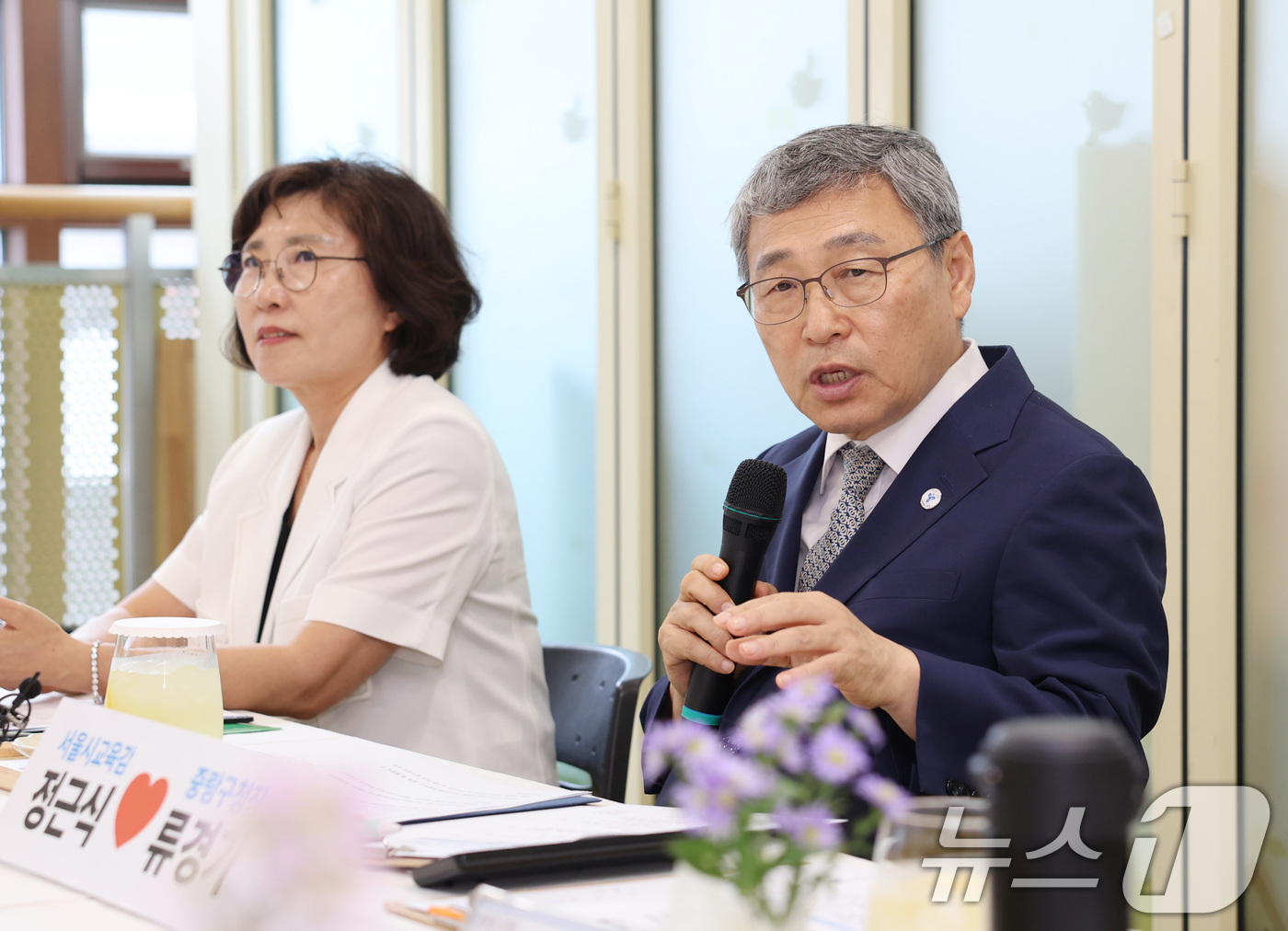 (서울=뉴스1) 이연주 기자 = 정근식 서울시교육감이 19일 서울 중랑구 소재 어린이집을 방문해 영유아학교 시범운영 상황을 점검하고 류경기 중랑구청장, 학부모, 교사 등과 유보통합 …