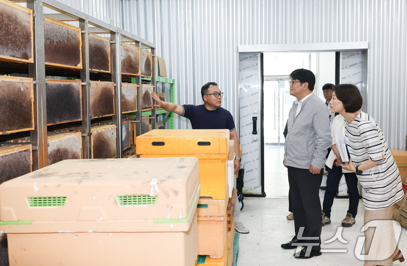 (서울=뉴스1) 이연주 기자 = 권재한 농촌진흥청장이 19일 전북 부안군 꿀벌위도격리육종장을 방문해 육종 양봉장을 살펴보고 꿀벌 유전자원 관리와 보급 상황을 점검하고 있다. (농촌 …