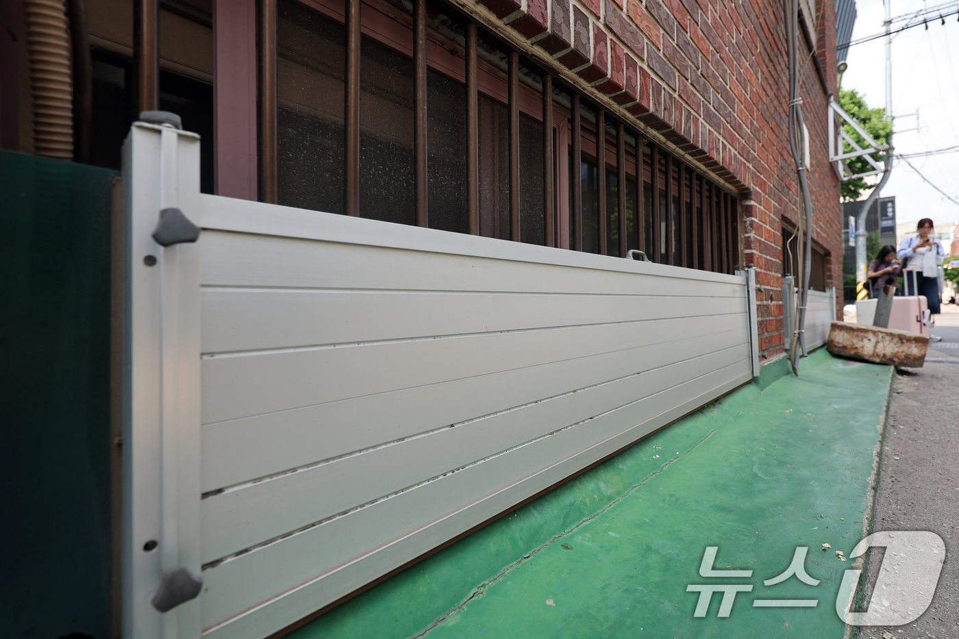 (서울=뉴스1) 황기선 기자 = 본격적인 장마철을 앞둔 19일 서울 마포구의 한 주택가에 집중호우 대비 차수판(물막이)이 설치돼 있다. 2025.6.19/뉴스1