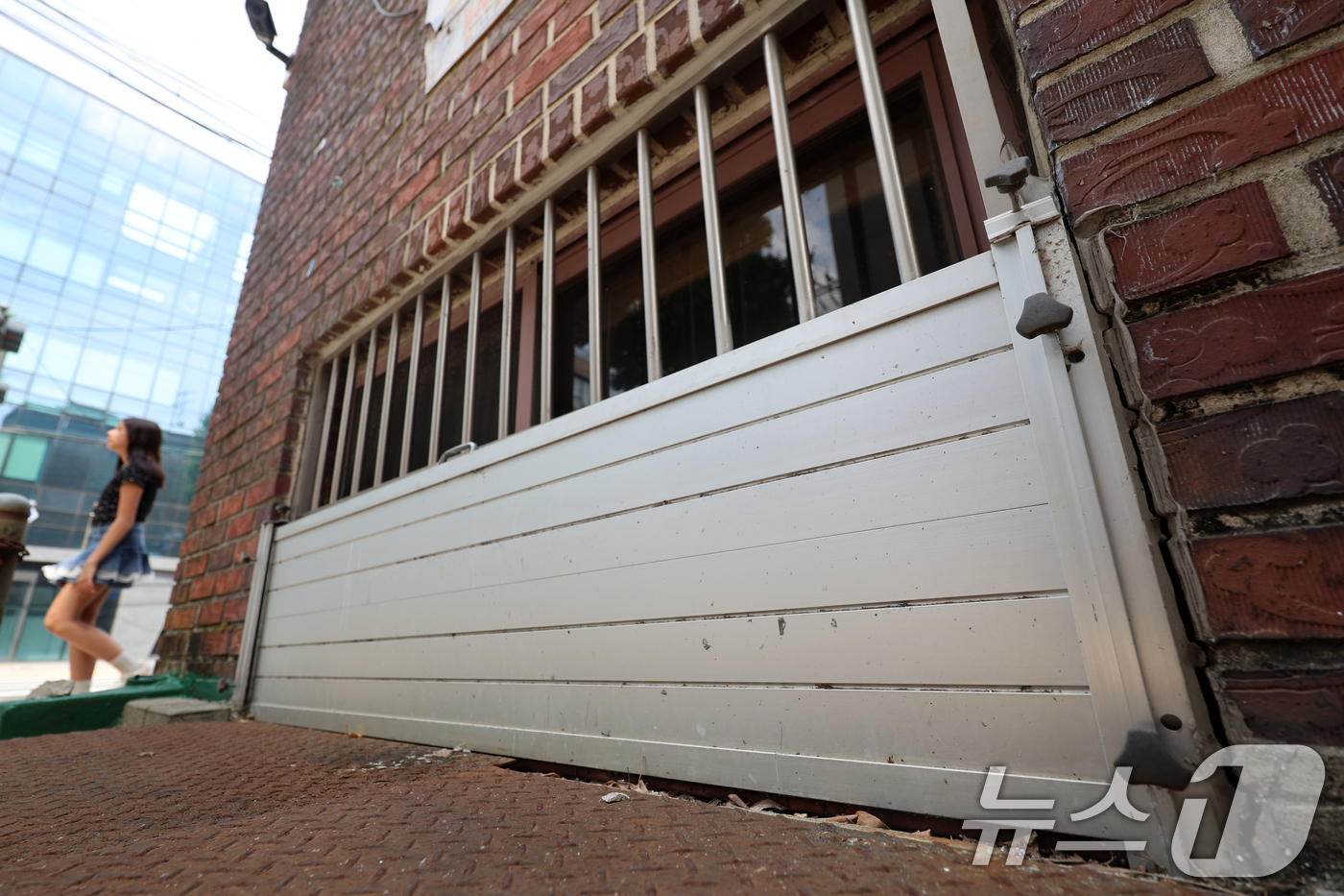 (서울=뉴스1) 황기선 기자 = 본격적인 장마철을 앞둔 19일 서울 마포구의 한 주택가에 집중호우 대비 차수판(물막이)이 설치돼 있다. 2025.6.19/뉴스1